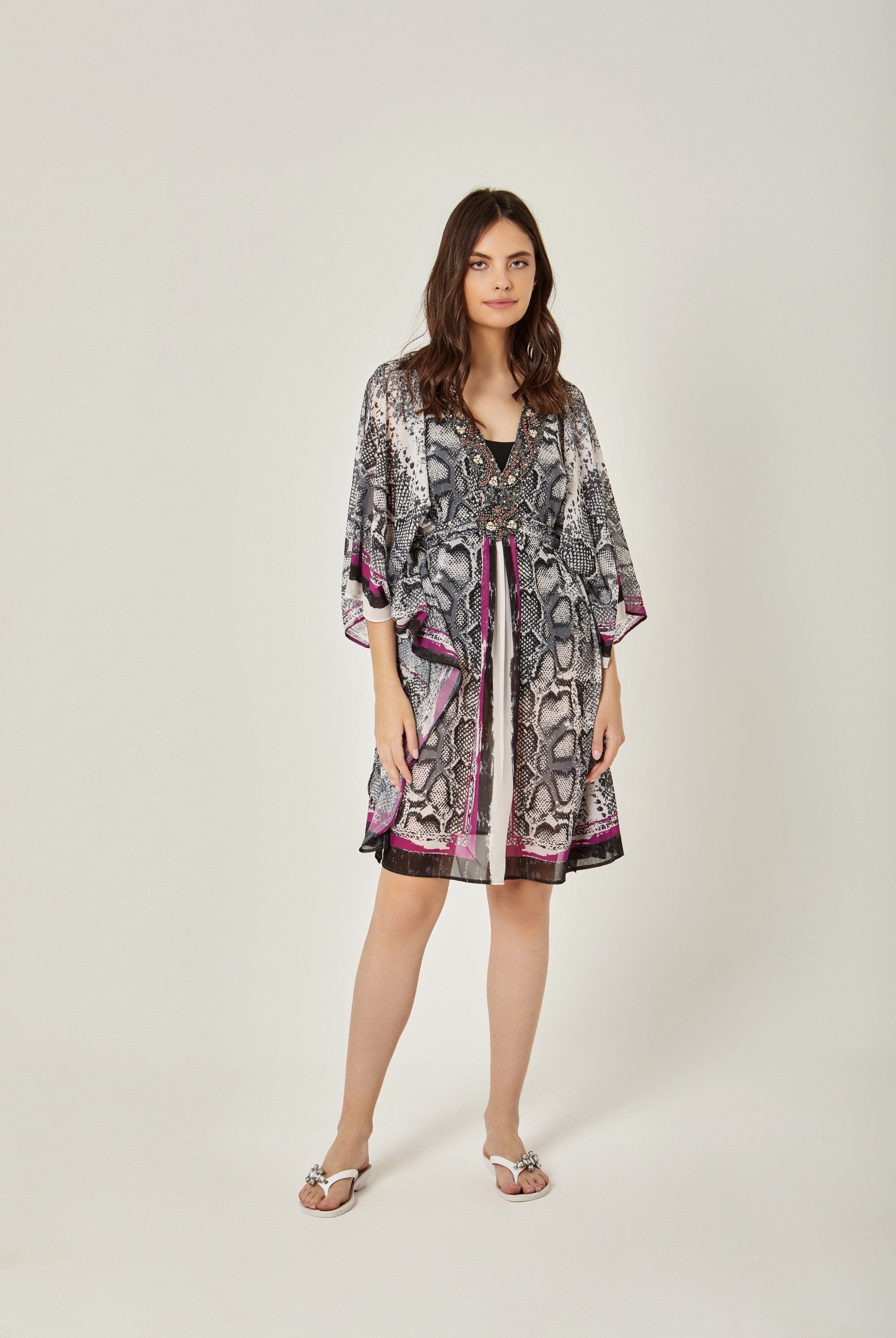 داليدرس فستان قصير منقوش نمط جلد ثعبان كم فراشة متعدد الألوان