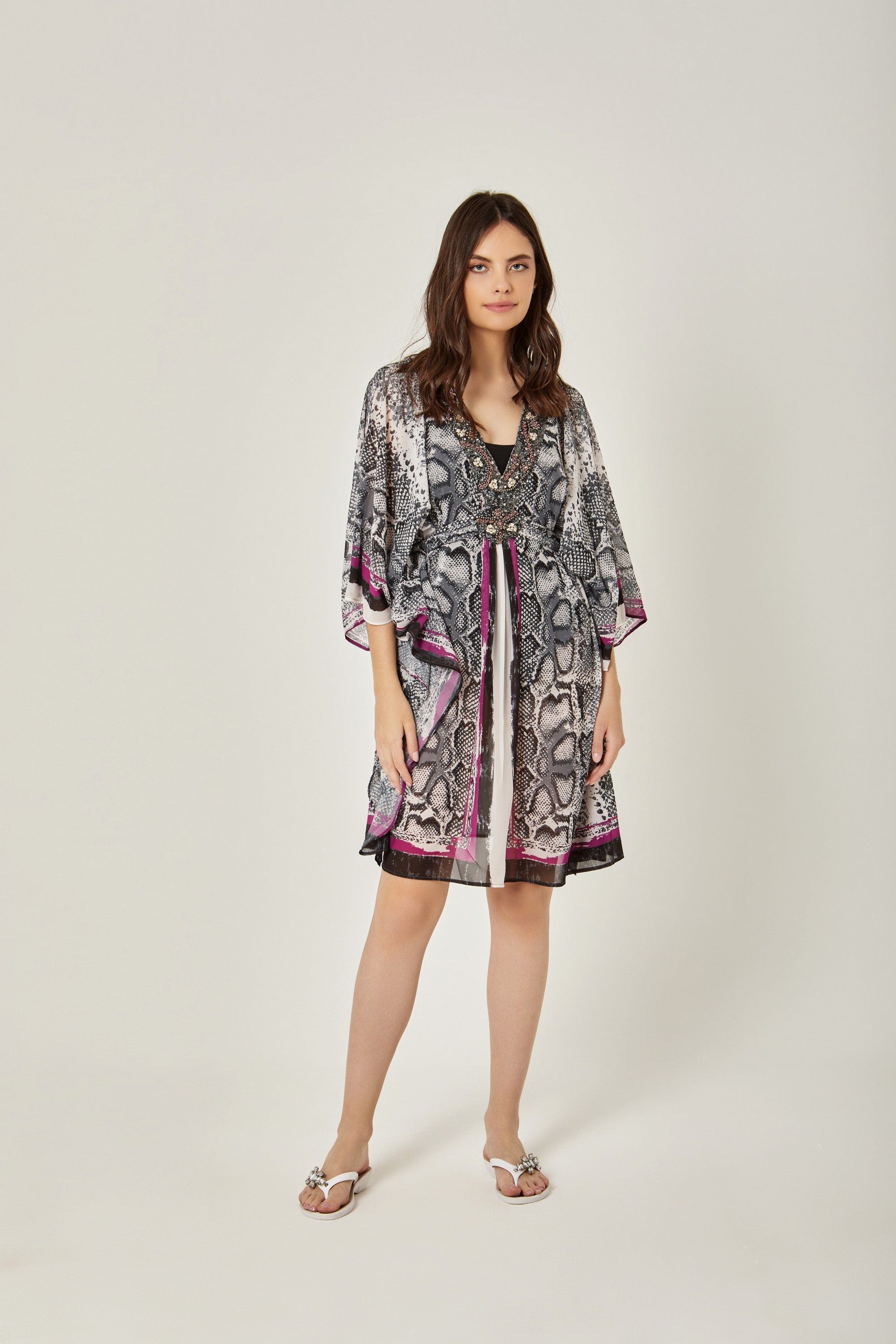 داليدرس فستان قصير منقوش نمط جلد ثعبان كم فراشة متعدد الألوان