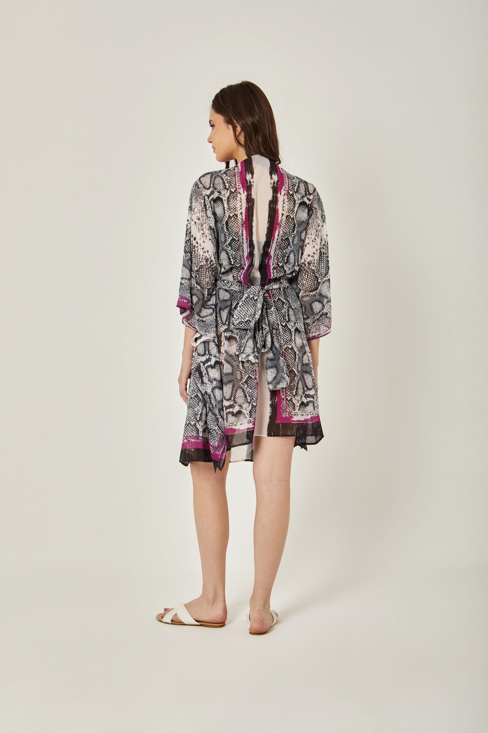 داليدرس فستان قصير منقوش نمط جلد ثعبان كم فراشة متعدد الألوان