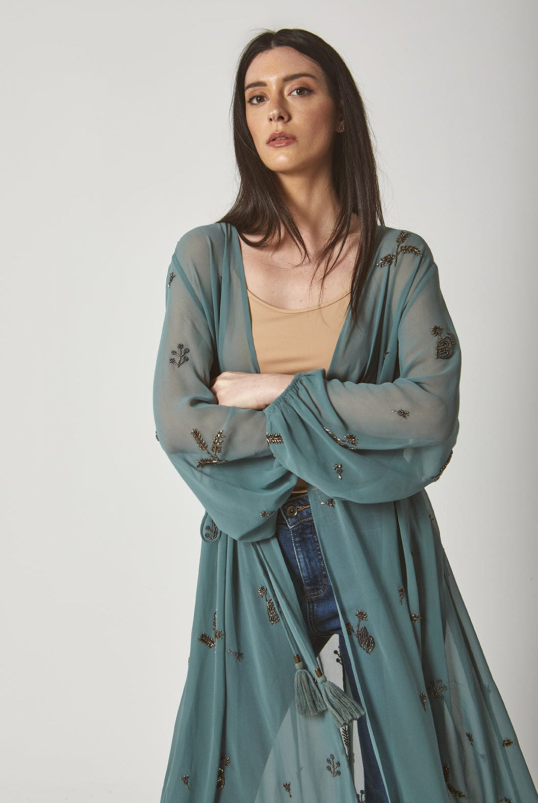 داليدرس فستان مفتوح طويل شفاف مطرز برباط خصر بكم طويل واسع