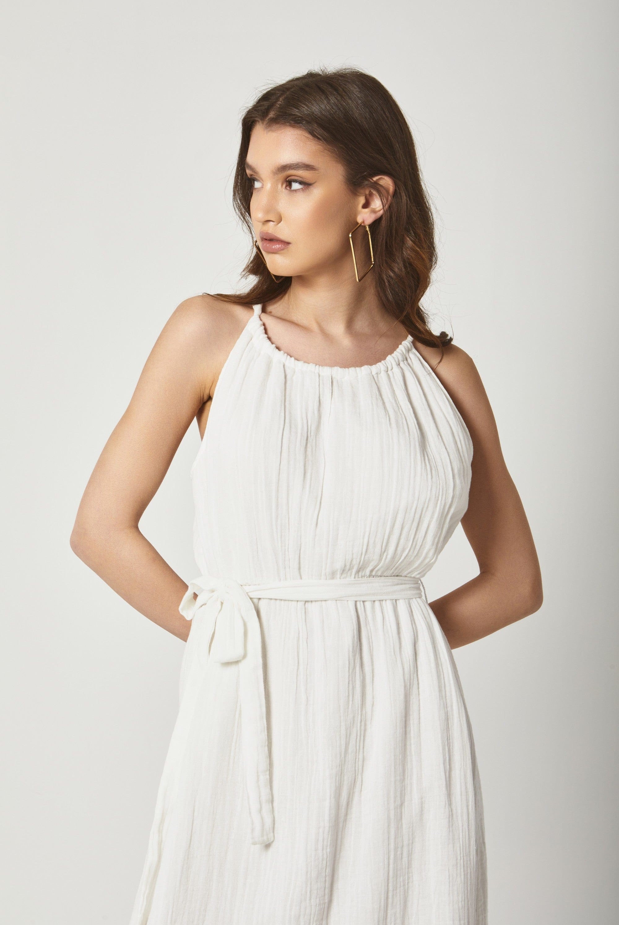 داليدرس فستان سادة طويل حمالات بياقة دائرية أوف وايت