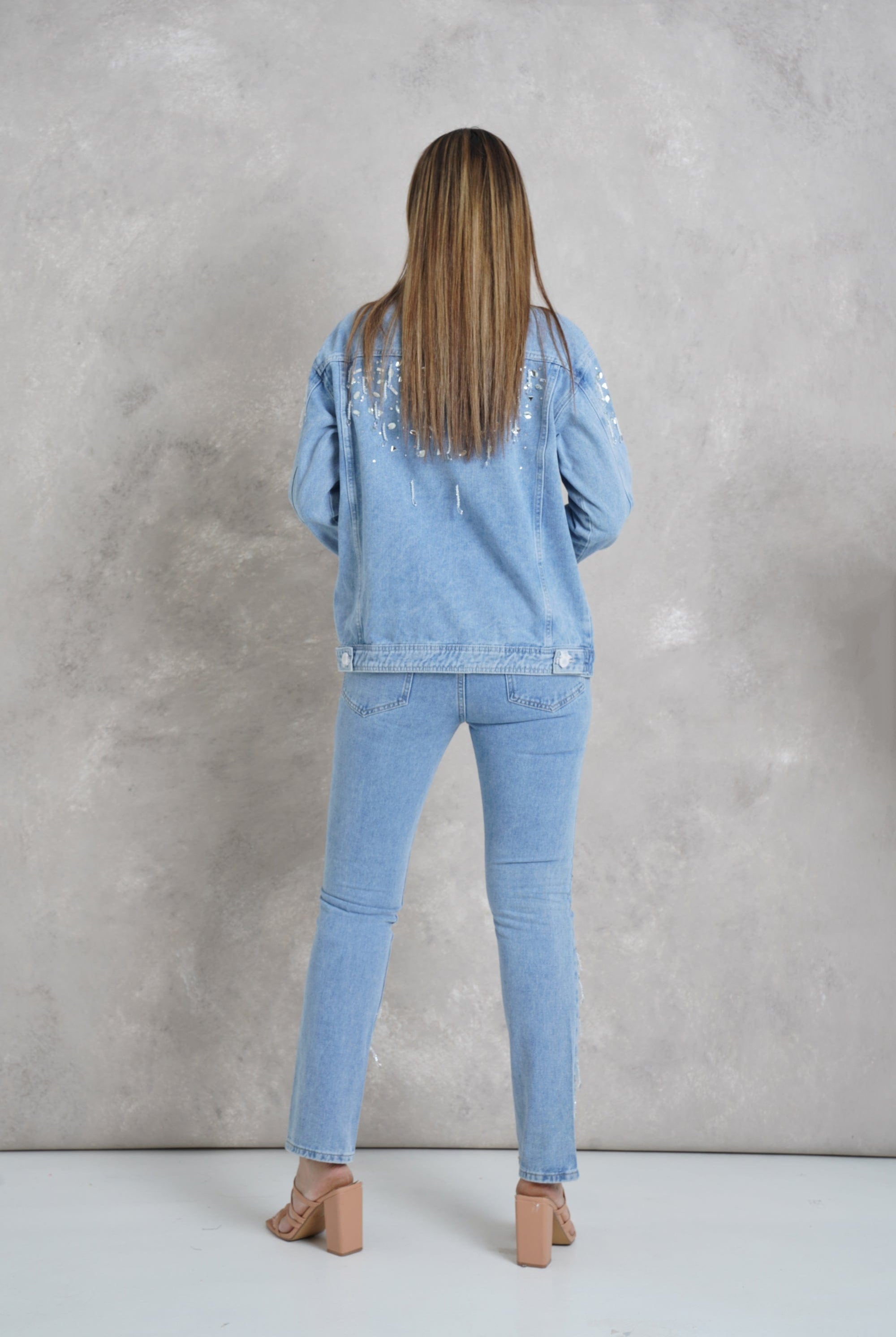 داليدرس جاكيت جينز مطرز على الصدر بأزرار أمامية كم طويل نسائي أزرق فاتح