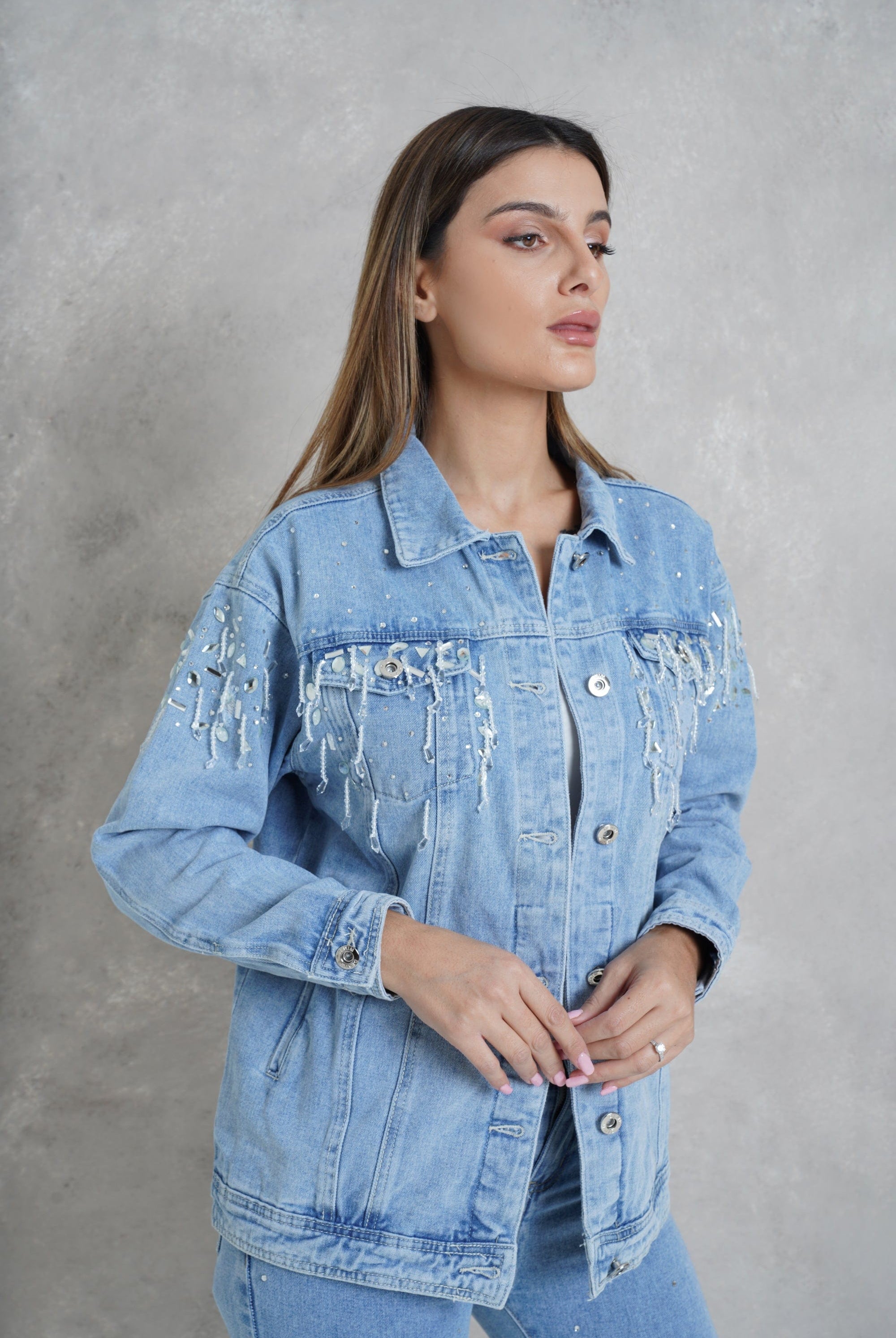 داليدرس جاكيت جينز مطرز على الصدر بأزرار أمامية كم طويل نسائي أزرق فاتح