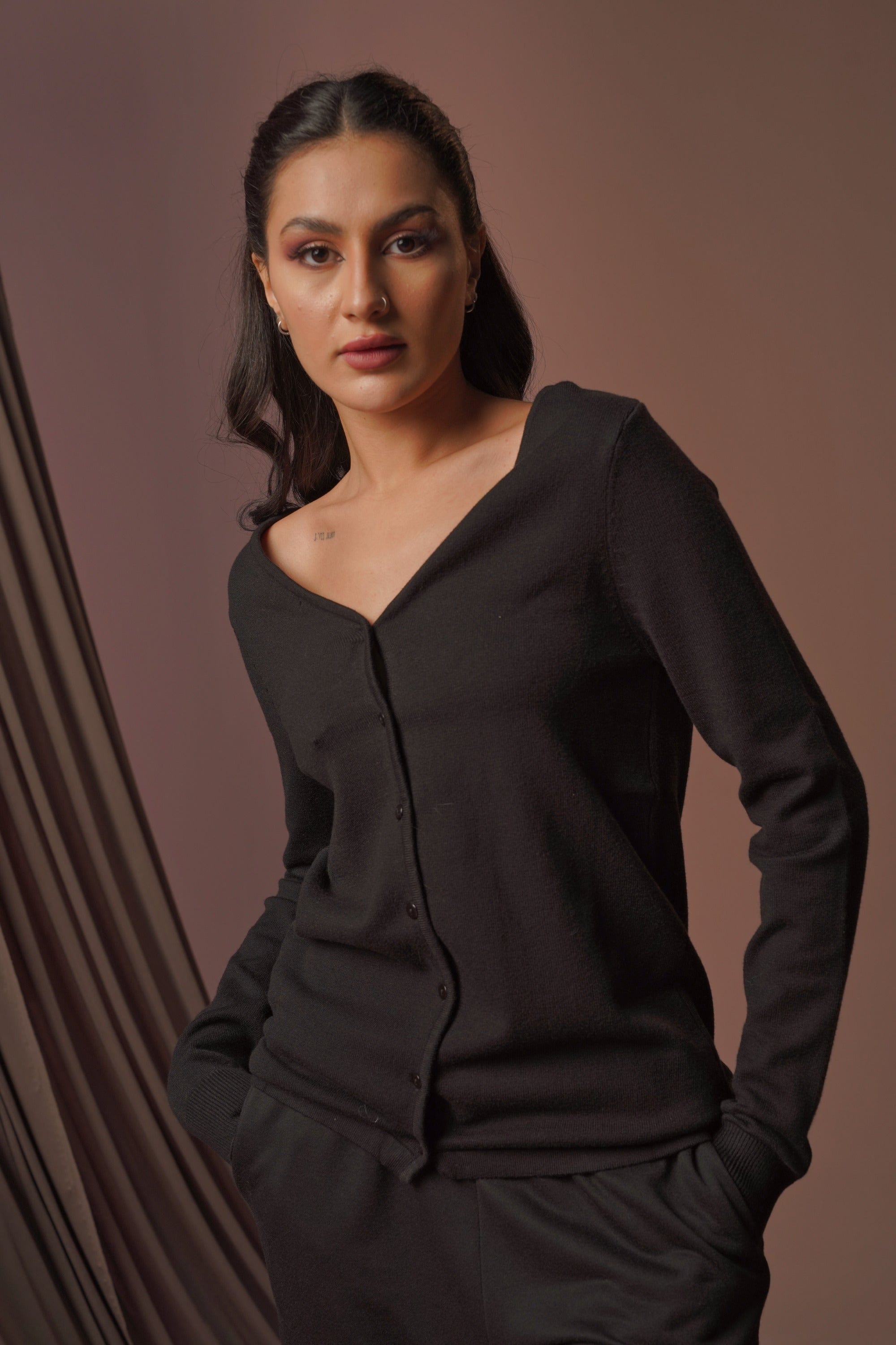 داليدرس بلوفر شتوي برقبة V وأزرار أمامية أسود