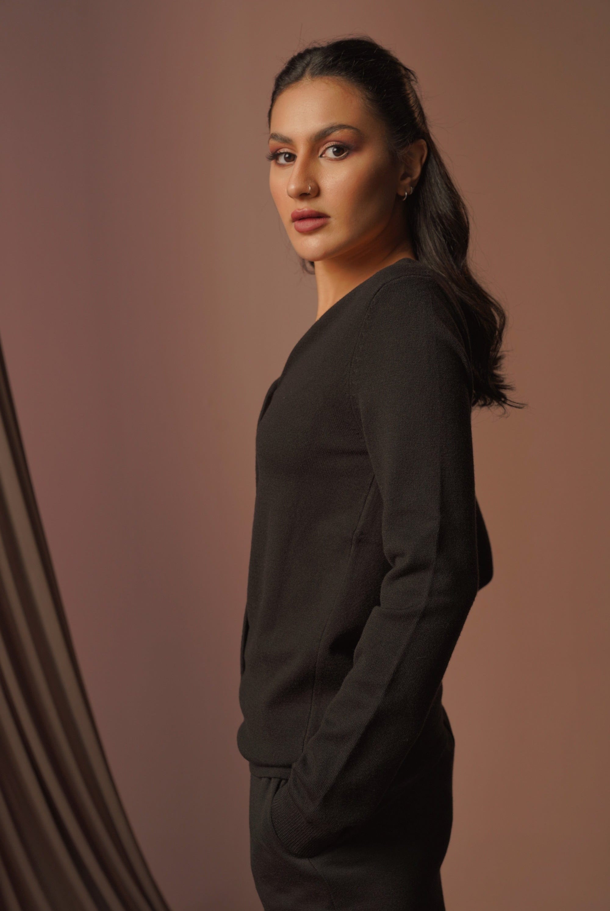 داليدرس بلوفر شتوي برقبة V وأزرار أمامية أسود