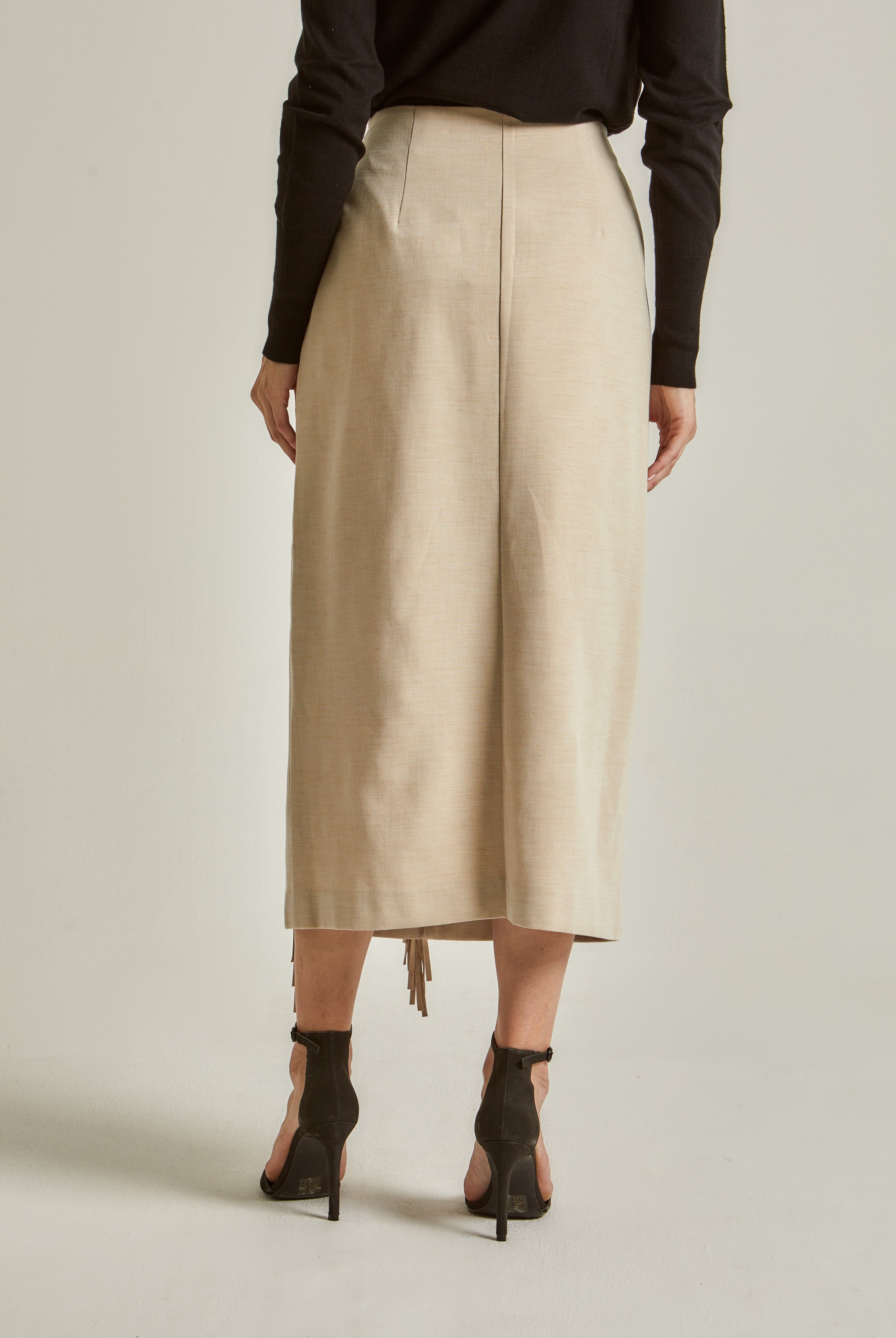 داليدرس جيبة نسائية سادة مزينة بخيوط جانبية بيج