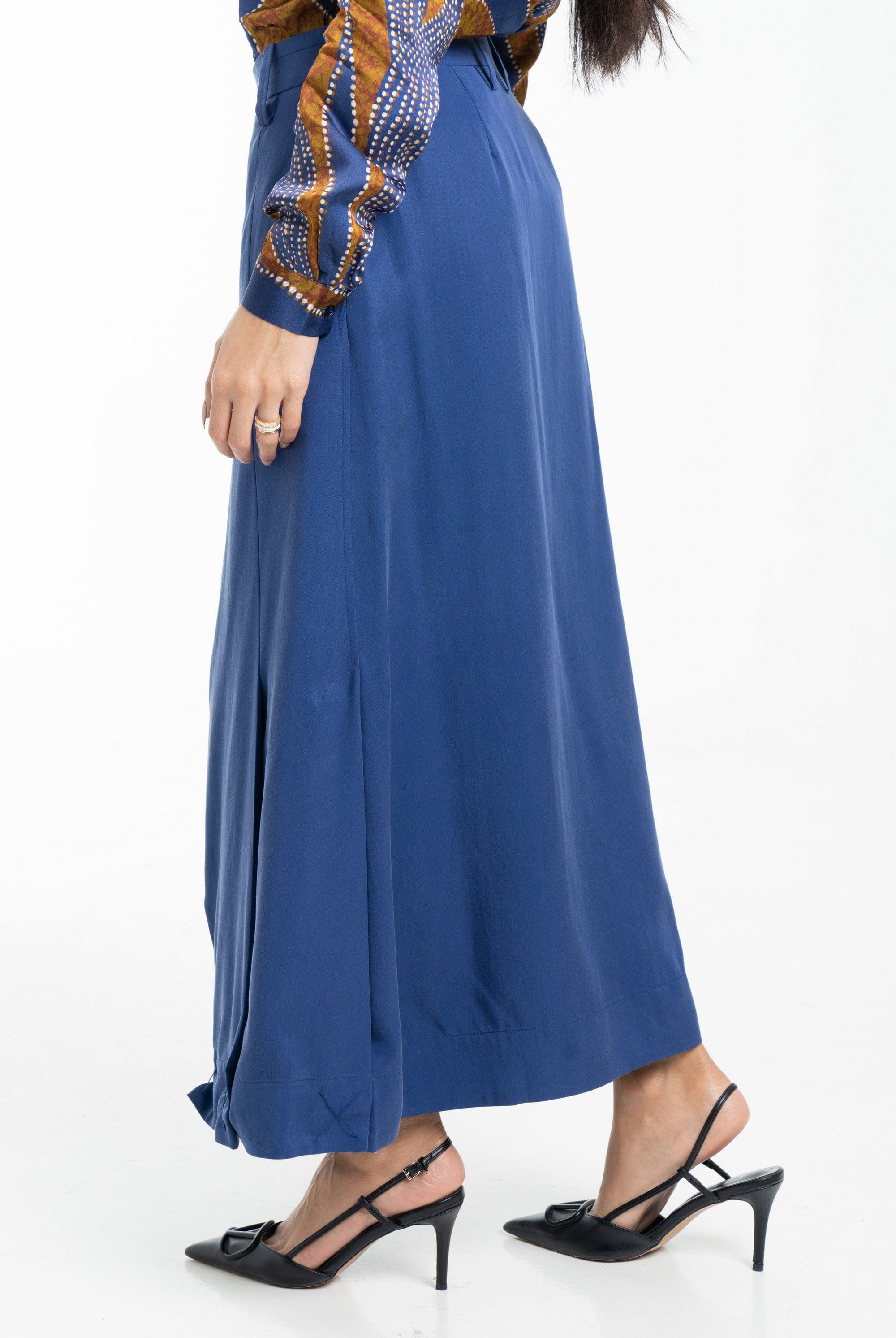 داليدرس تنورة سادة مطرز من أسفل بالخيوط