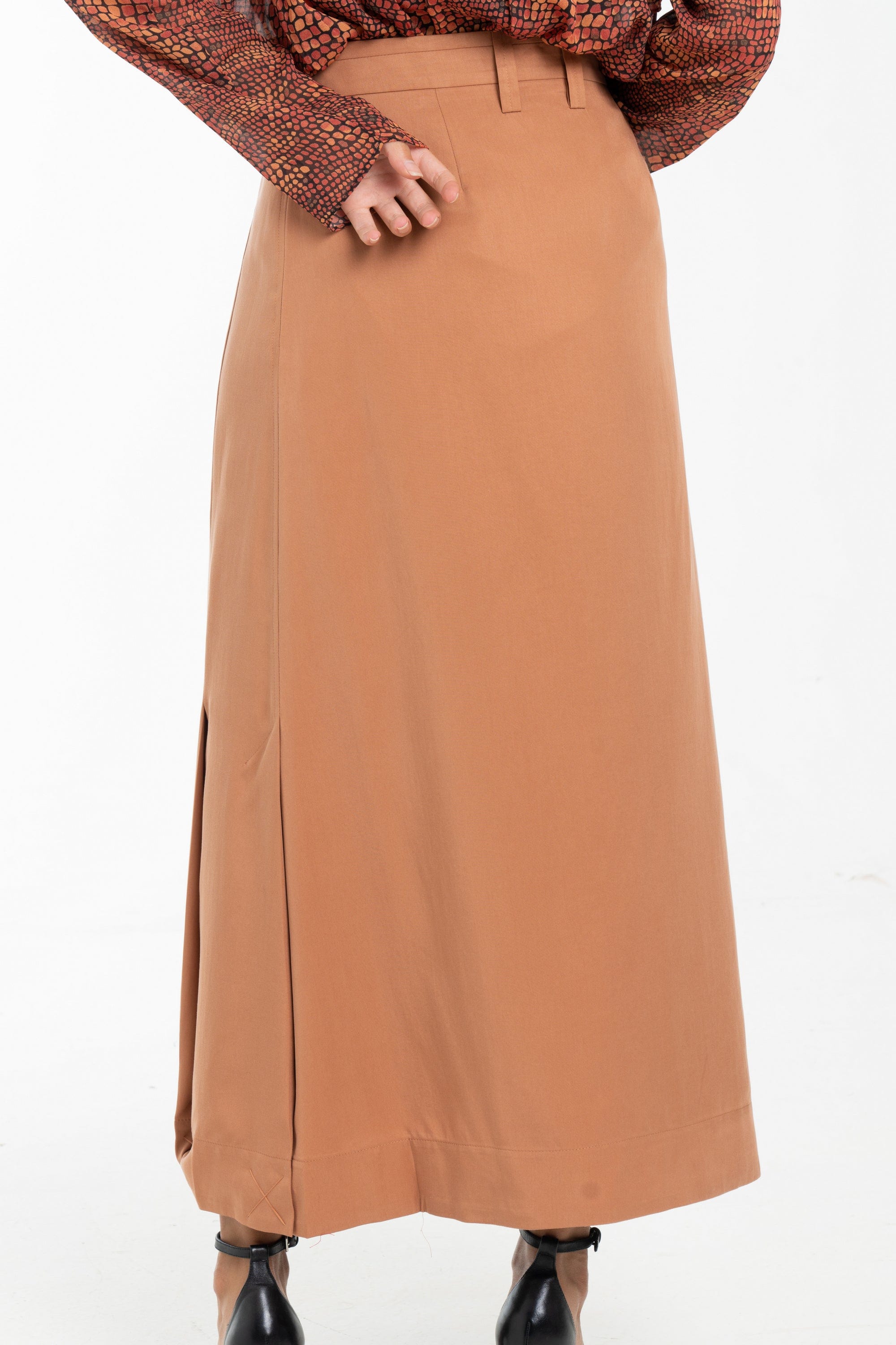 داليدرس تنورة سادة مطرز من أسفل بالخيوط