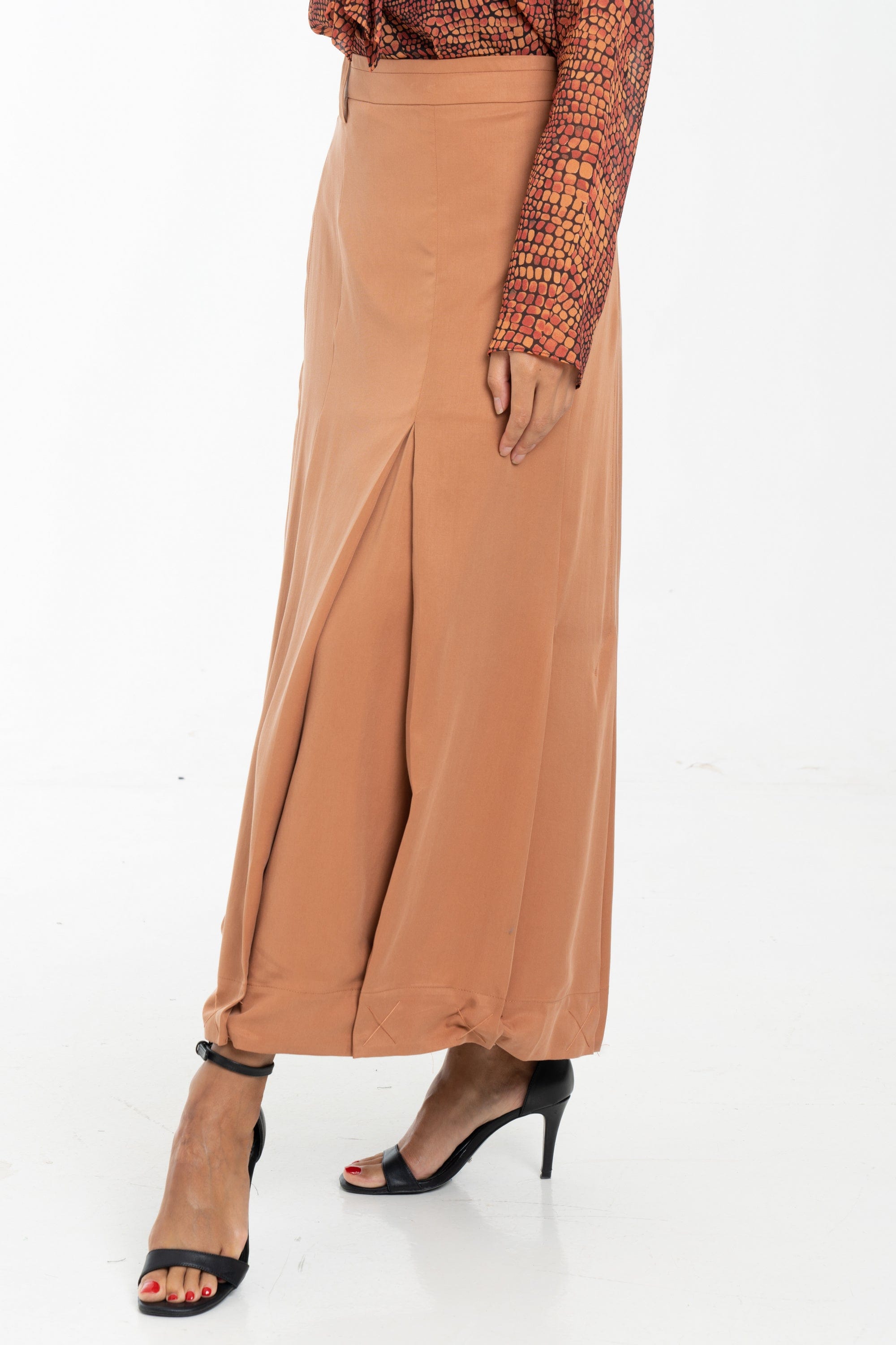 داليدرس تنورة سادة مطرز من أسفل بالخيوط