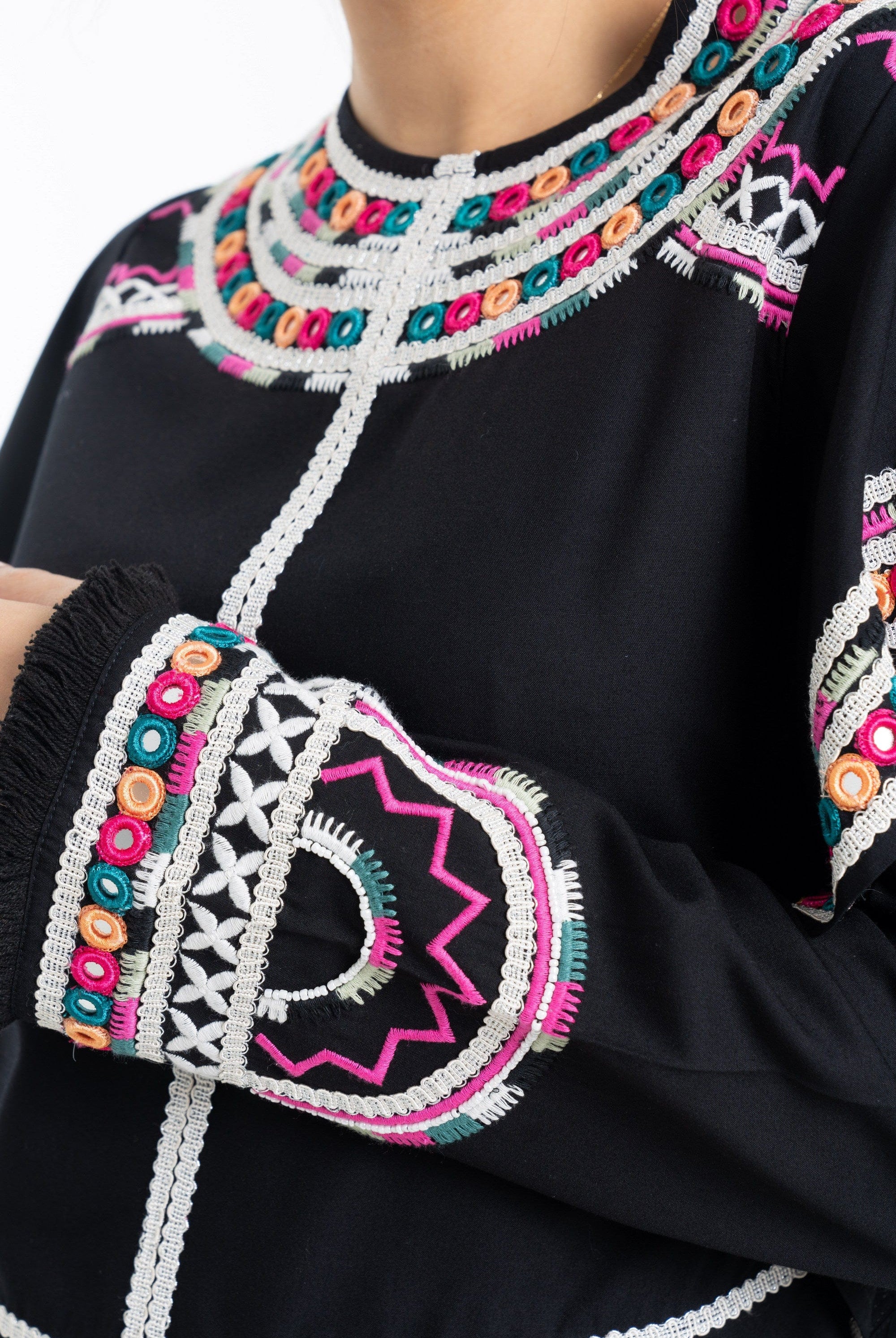 داليدرس بلوزة نسائي طويلة أكمام طويلة مطرزة على الصدر والأكمام أسود