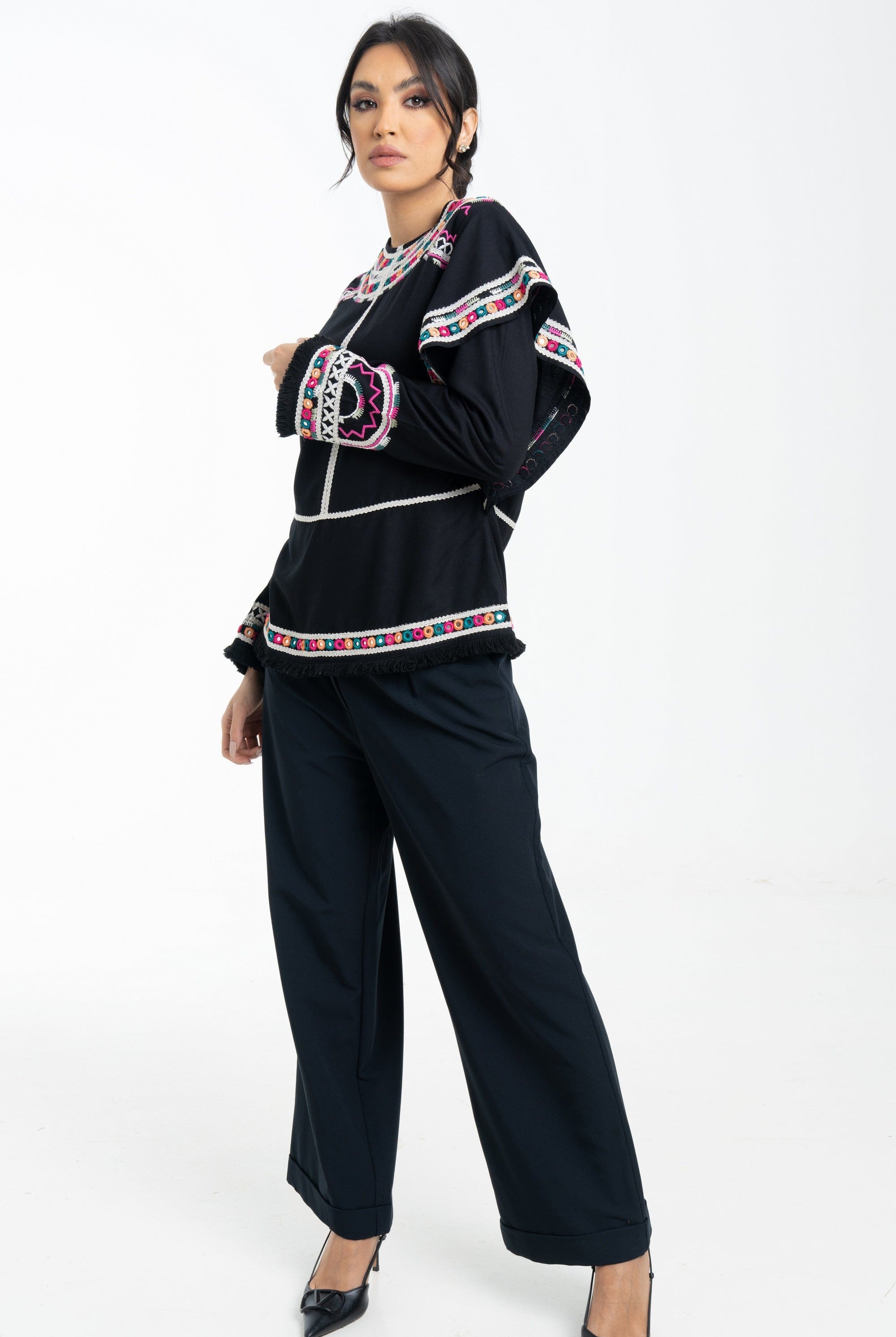 داليدرس بلوزة نسائي طويلة أكمام طويلة مطرزة على الصدر والأكمام أسود