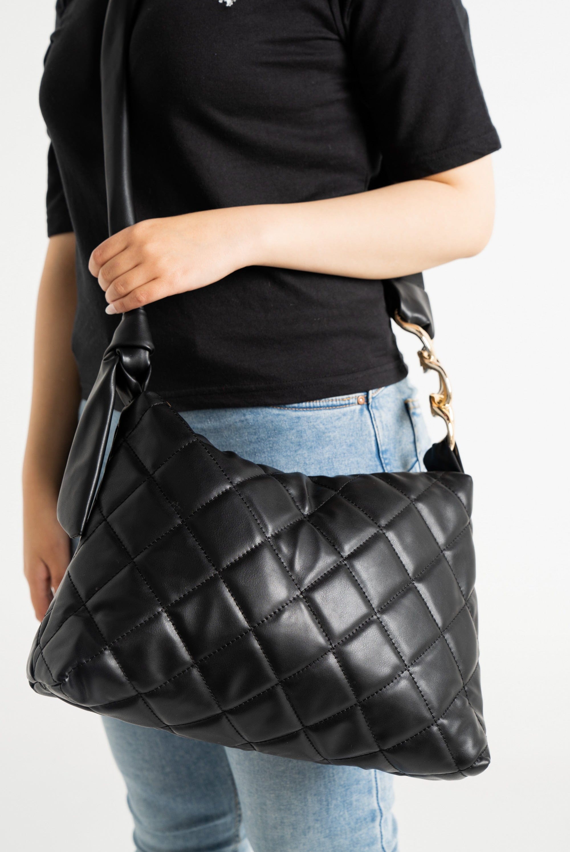 داليدرس حقيبة كتف كبيرة على شكل مربعات مزينة بحلقات معدنية