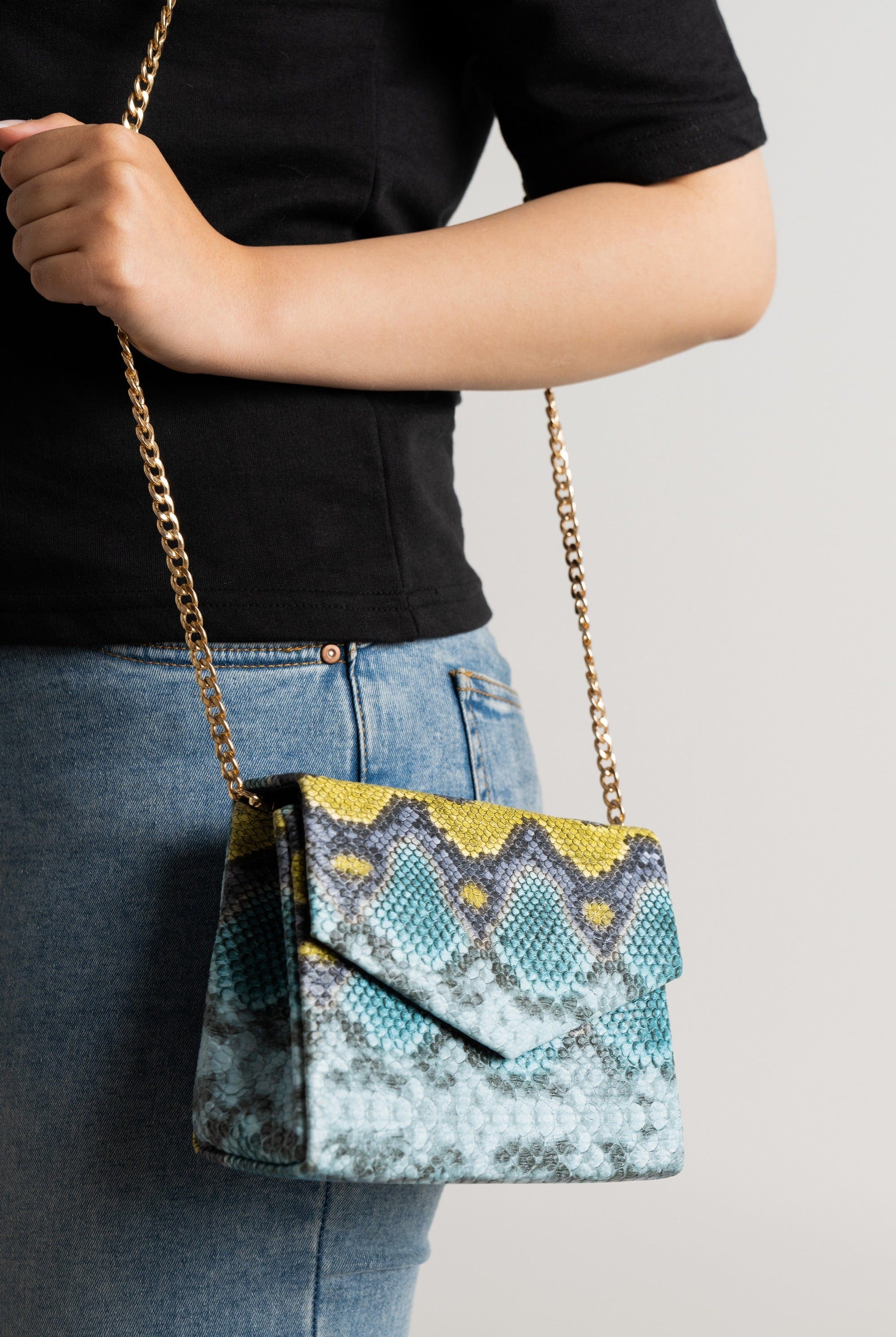 داليدرس حقيبة كروس منقوش بجلد الثعبان متعدد الألوان