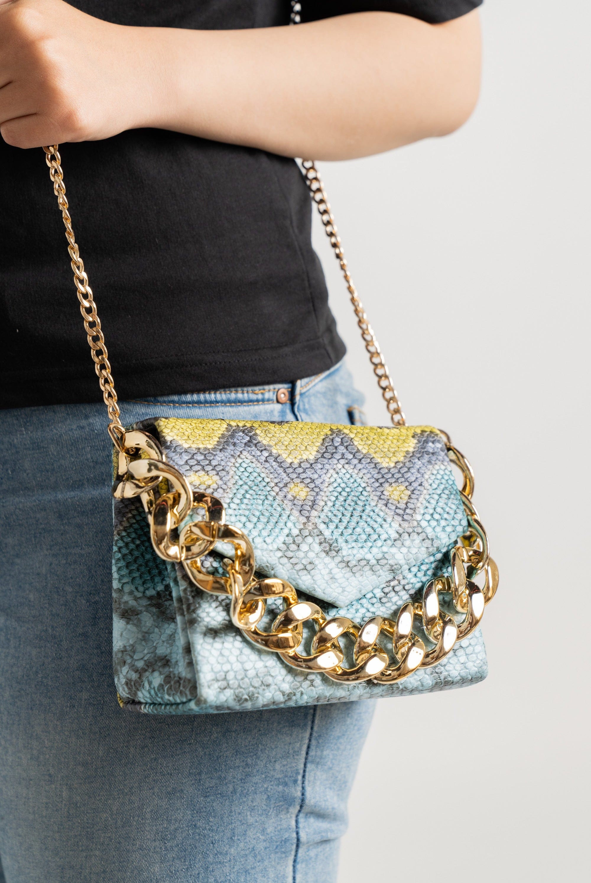 داليدرس حقيبة كروس منقوش بجلد الثعبان متعدد الألوان