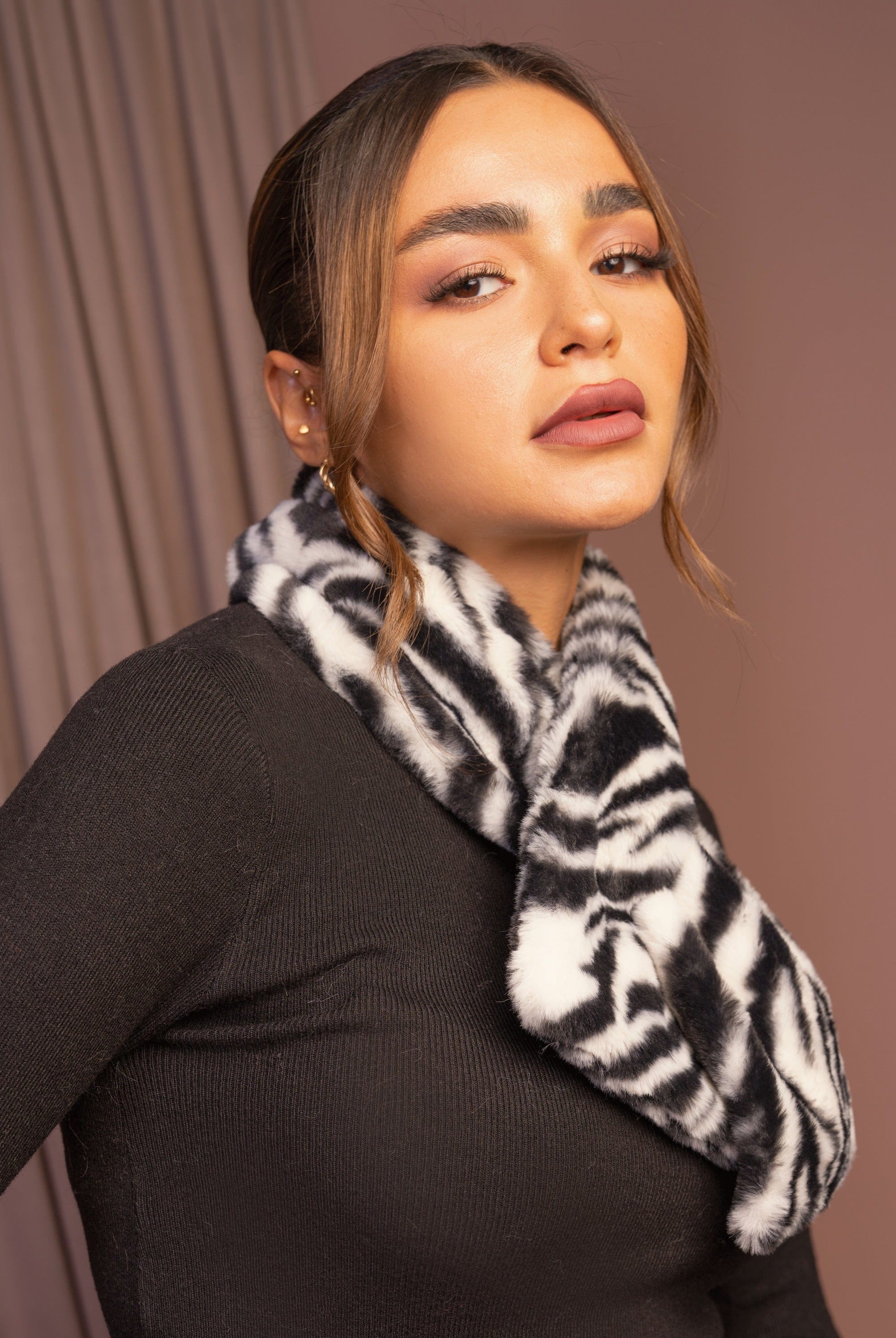 داليدرس وشاح فرو بنقشة حمار وحشي أسود/أبيض