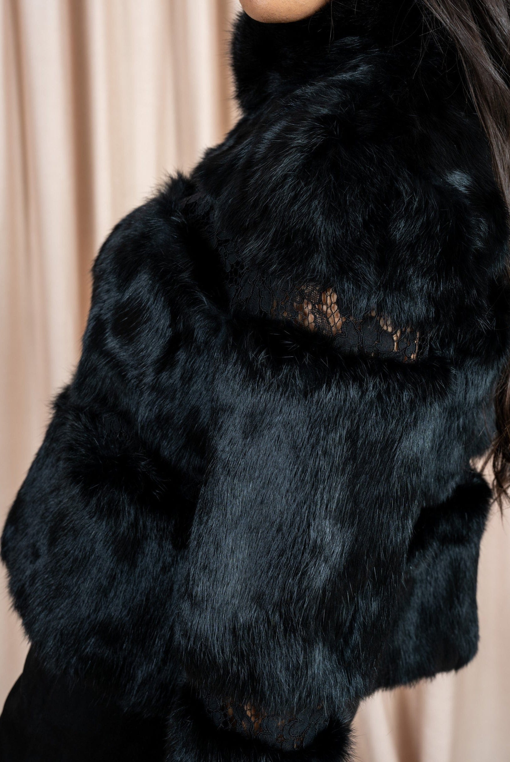 داليدرس سترة فرو مزينة بالدانتيل كم طويل نسائي أسود