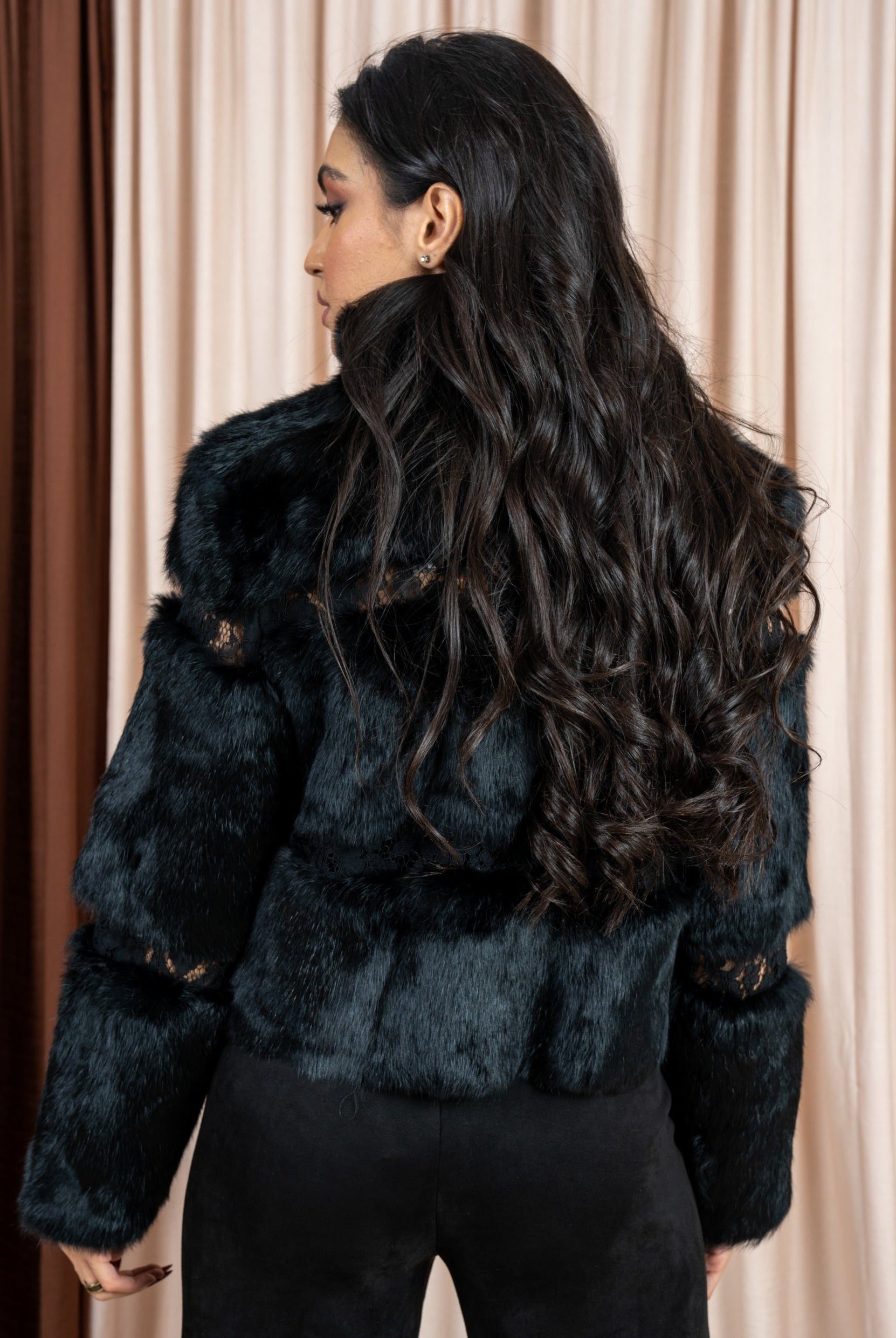 داليدرس سترة فرو مزينة بالدانتيل كم طويل نسائي أسود