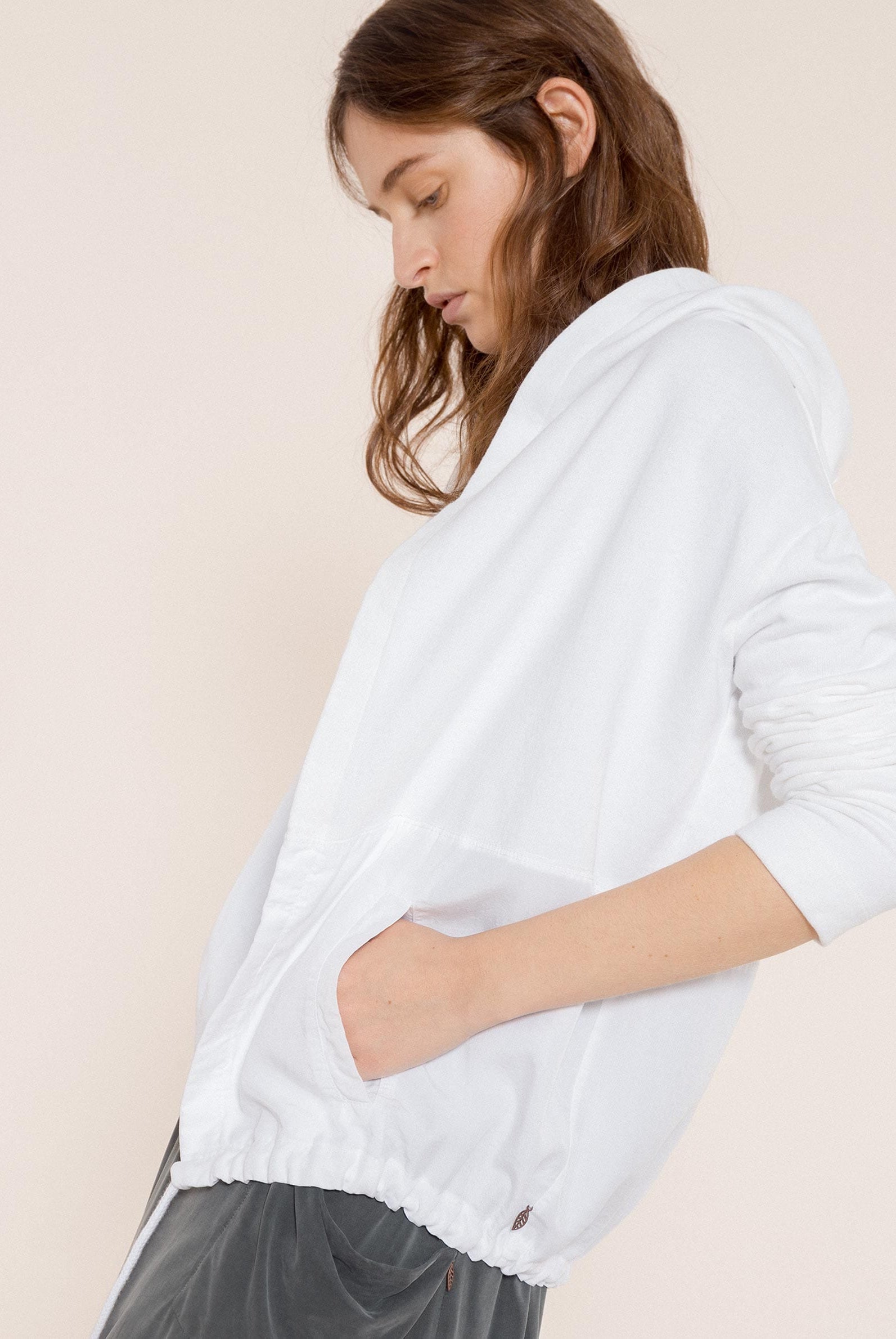 شانا جاكيت سادة بأكمام طويلة مع سحاب وحزام وكابيشو نسائي أبيض