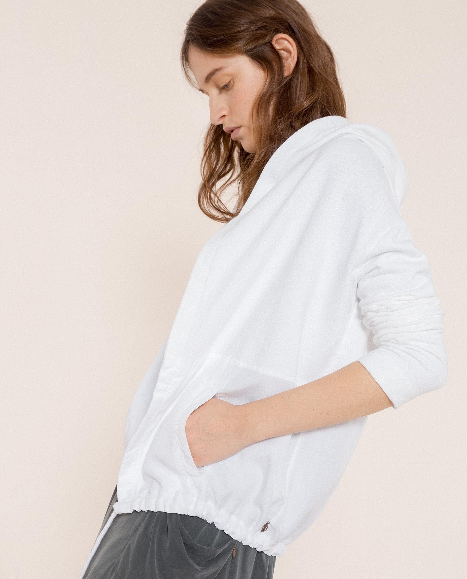 شانا جاكيت سادة بأكمام طويلة مع سحاب وحزام وكابيشو نسائي أبيض