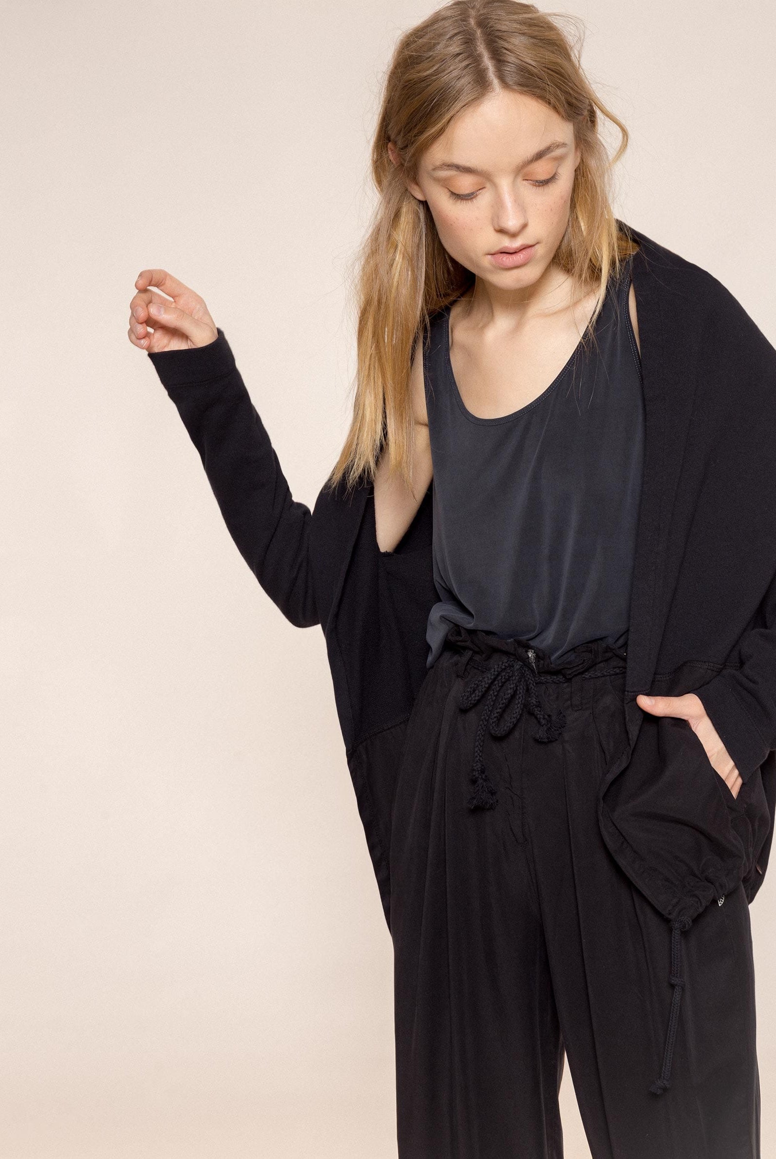 شانا جاكيت سادة بأكمام طويلة مع سحاب وحزام وكابيشو نسائي أبيض