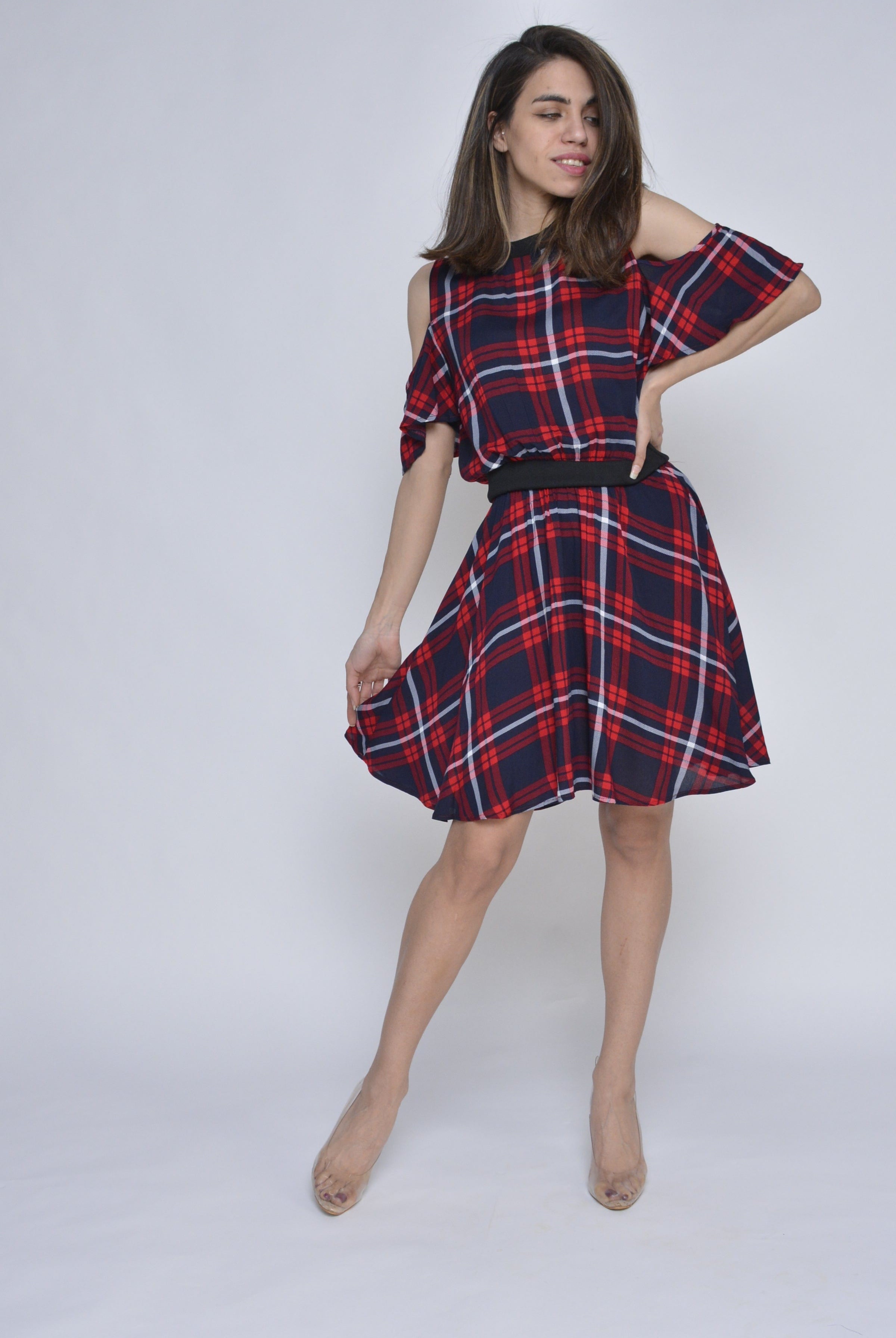 كيتشن فستان قصير مخطط مفتوح من الكتف