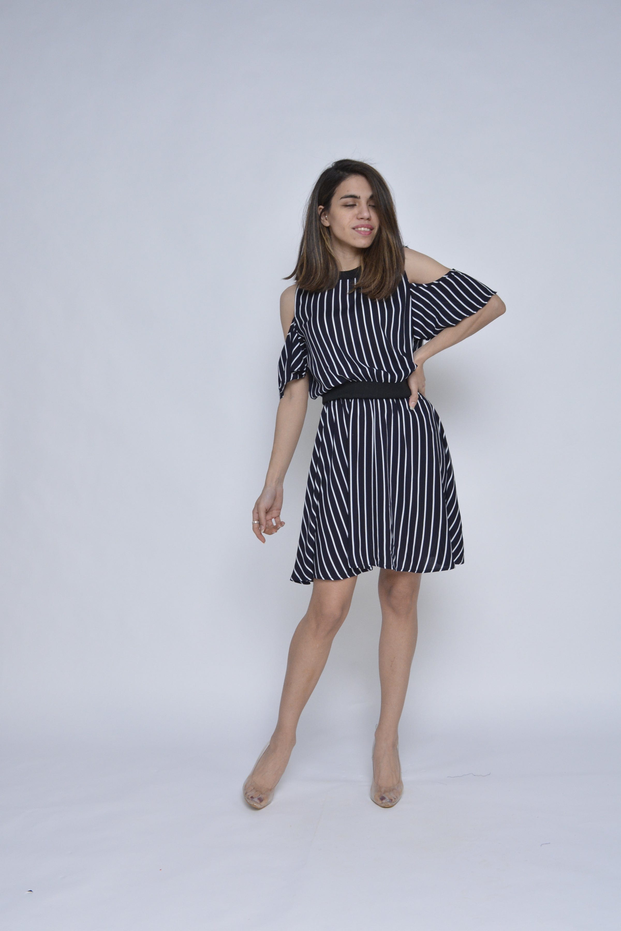 كيتشن فستان قصير مخطط مفتوح من الكتف