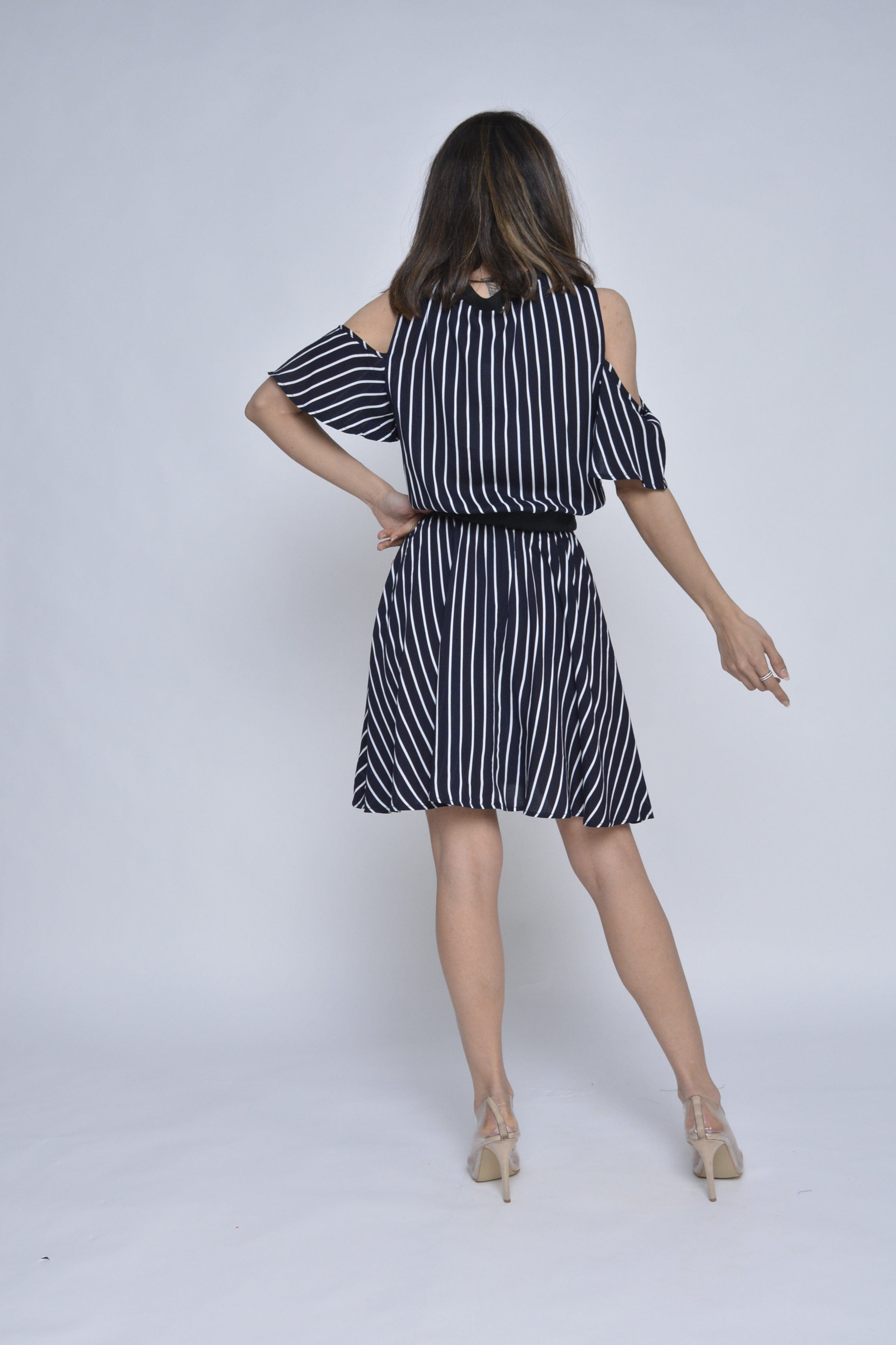 كيتشن فستان قصير مخطط مفتوح من الكتف