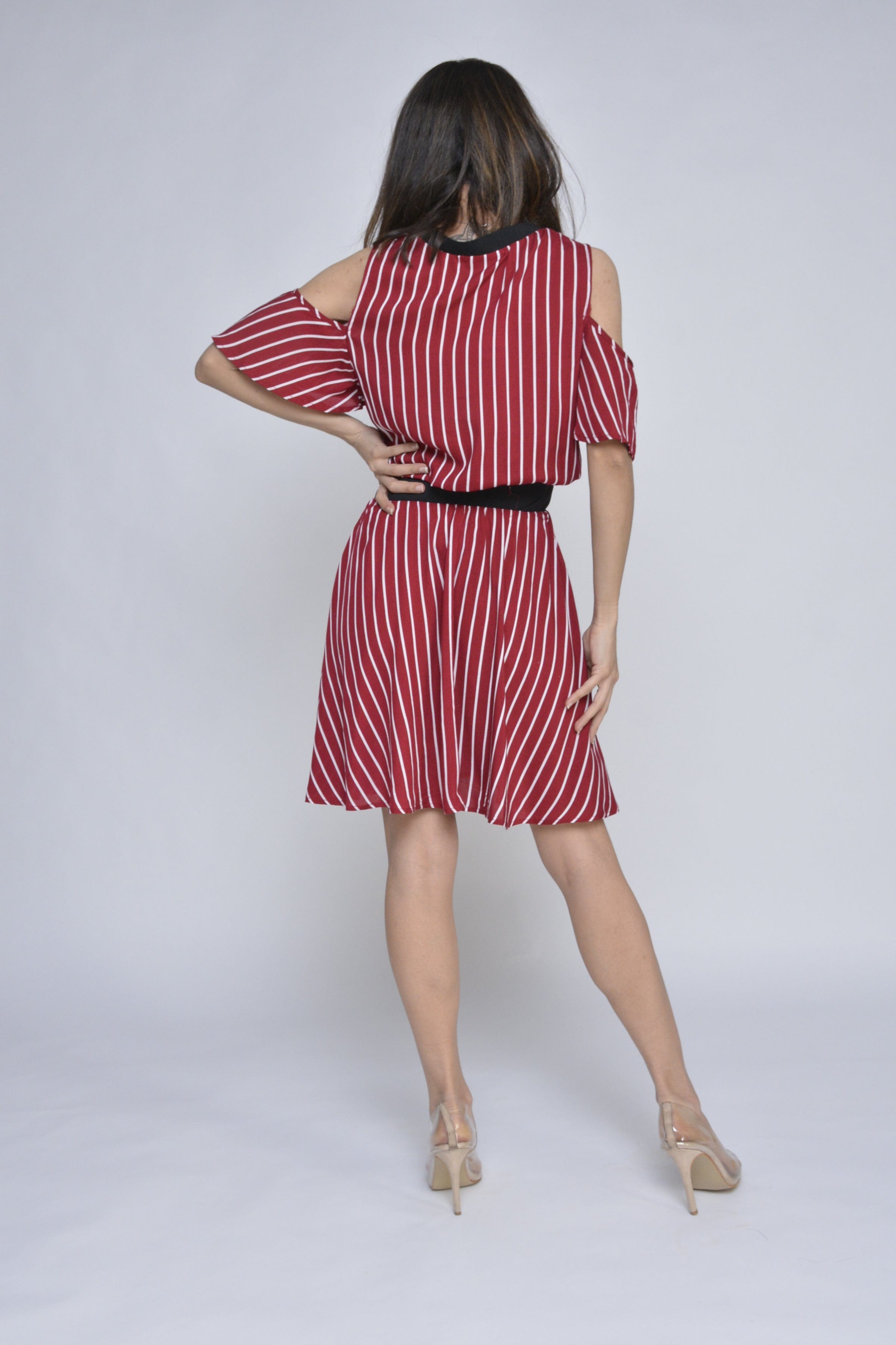 كيتشن فستان قصير مخطط مفتوح من الكتف