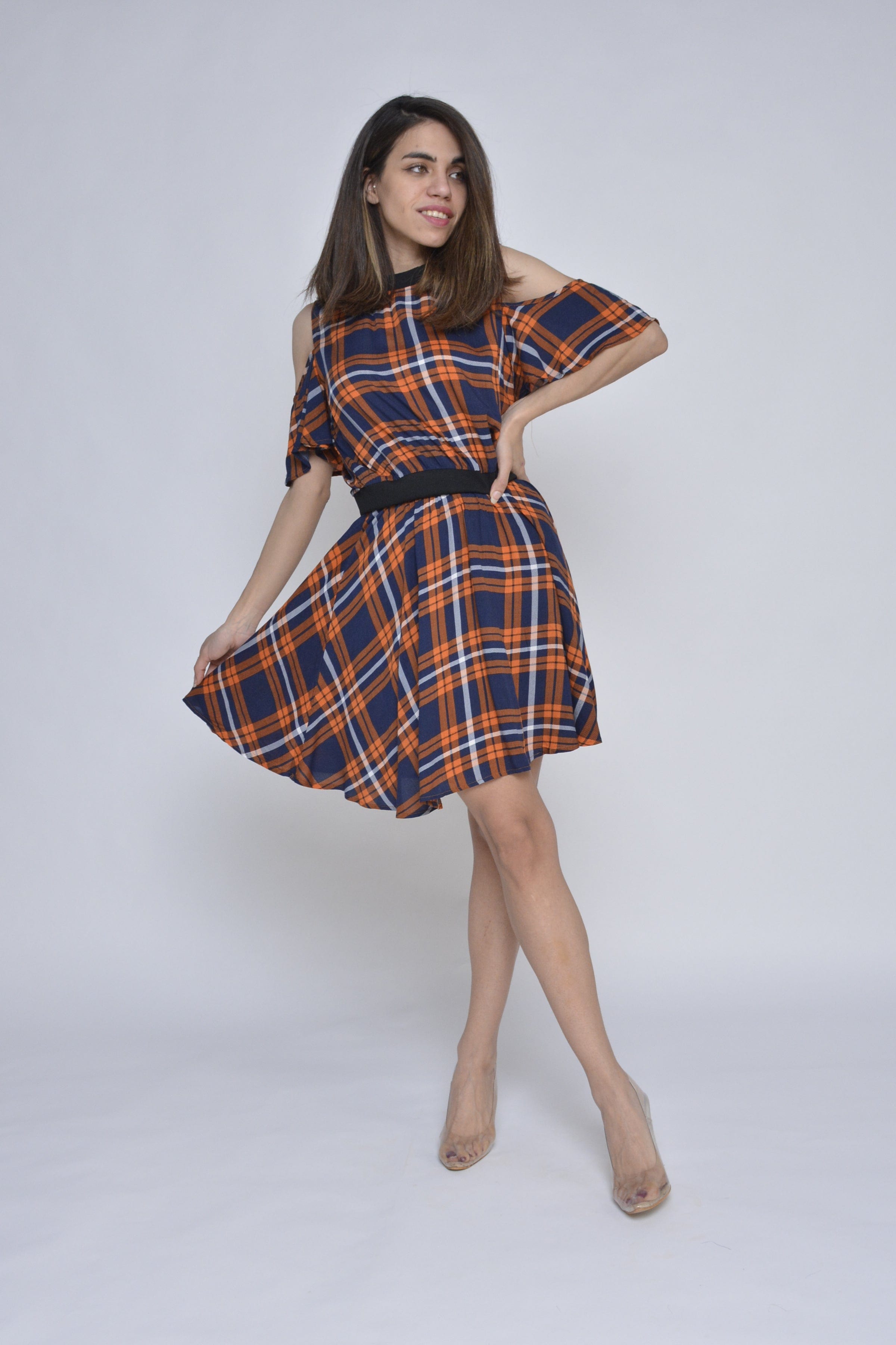 كيتشن فستان قصير مخطط مفتوح من الكتف