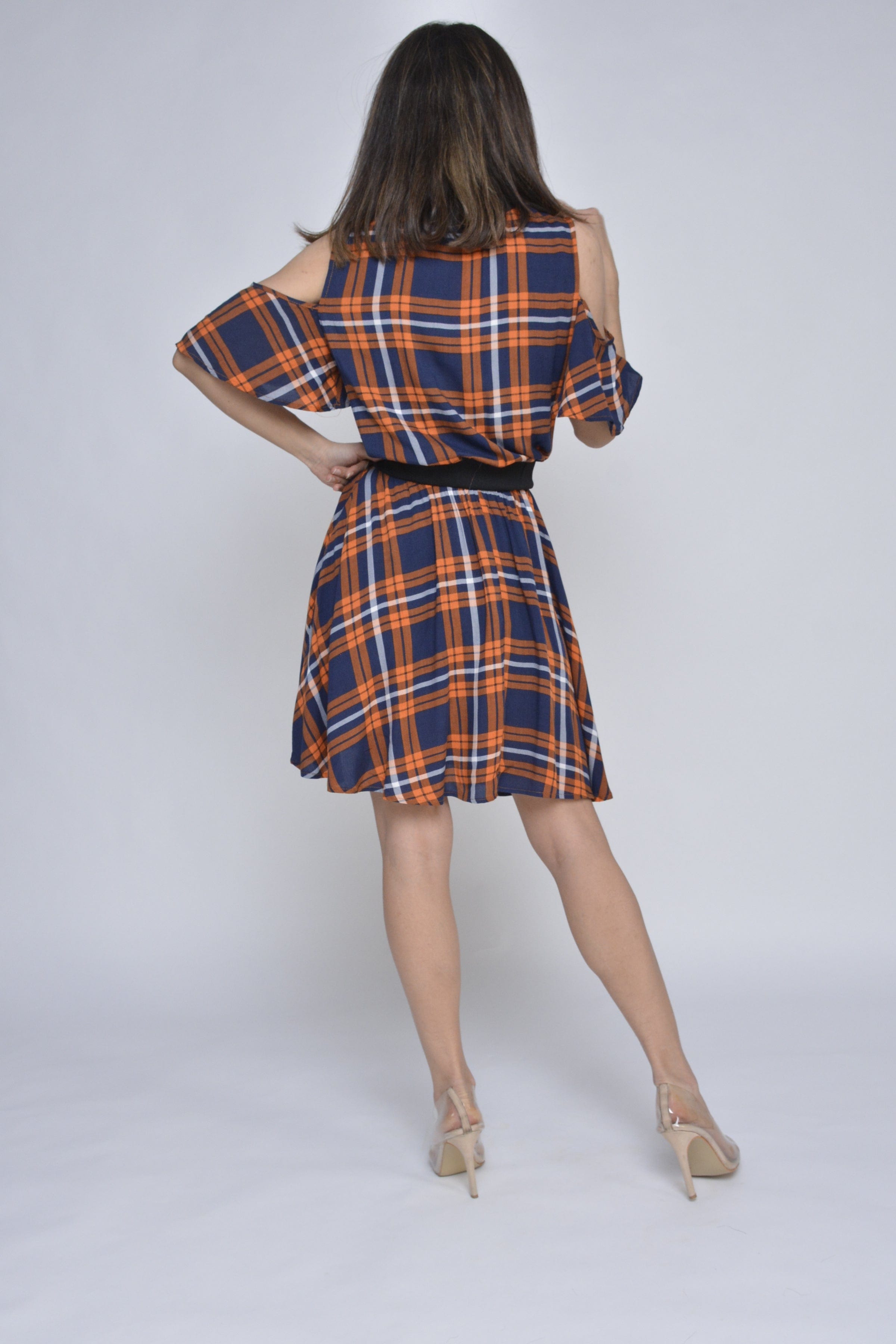 كيتشن فستان قصير مخطط مفتوح من الكتف