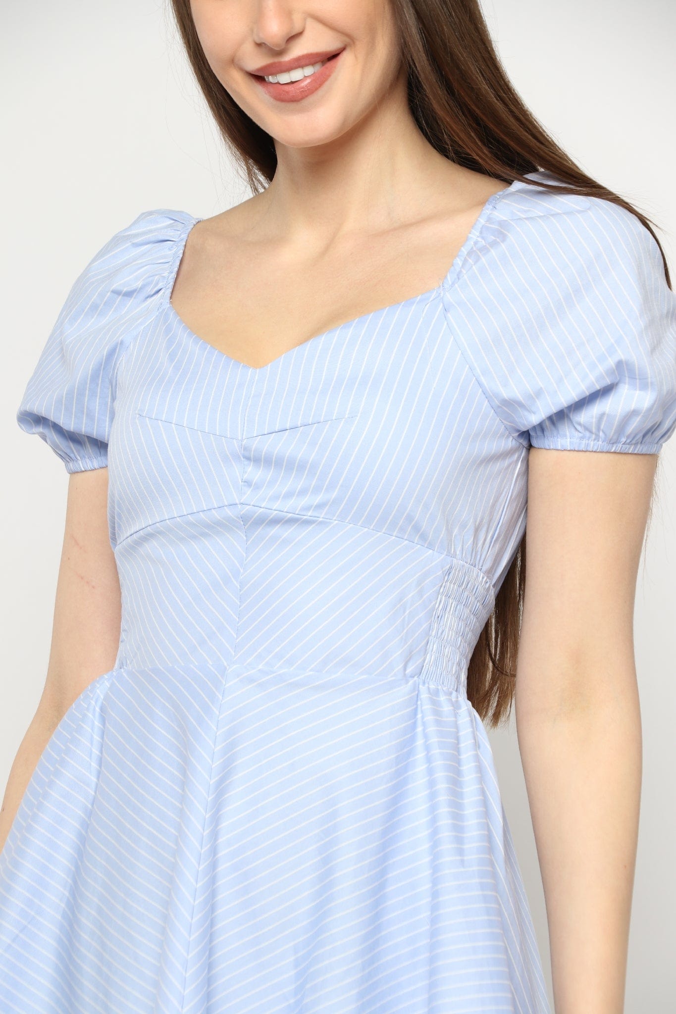 كيتشن فستان قصير سادة مزموم من الخصر