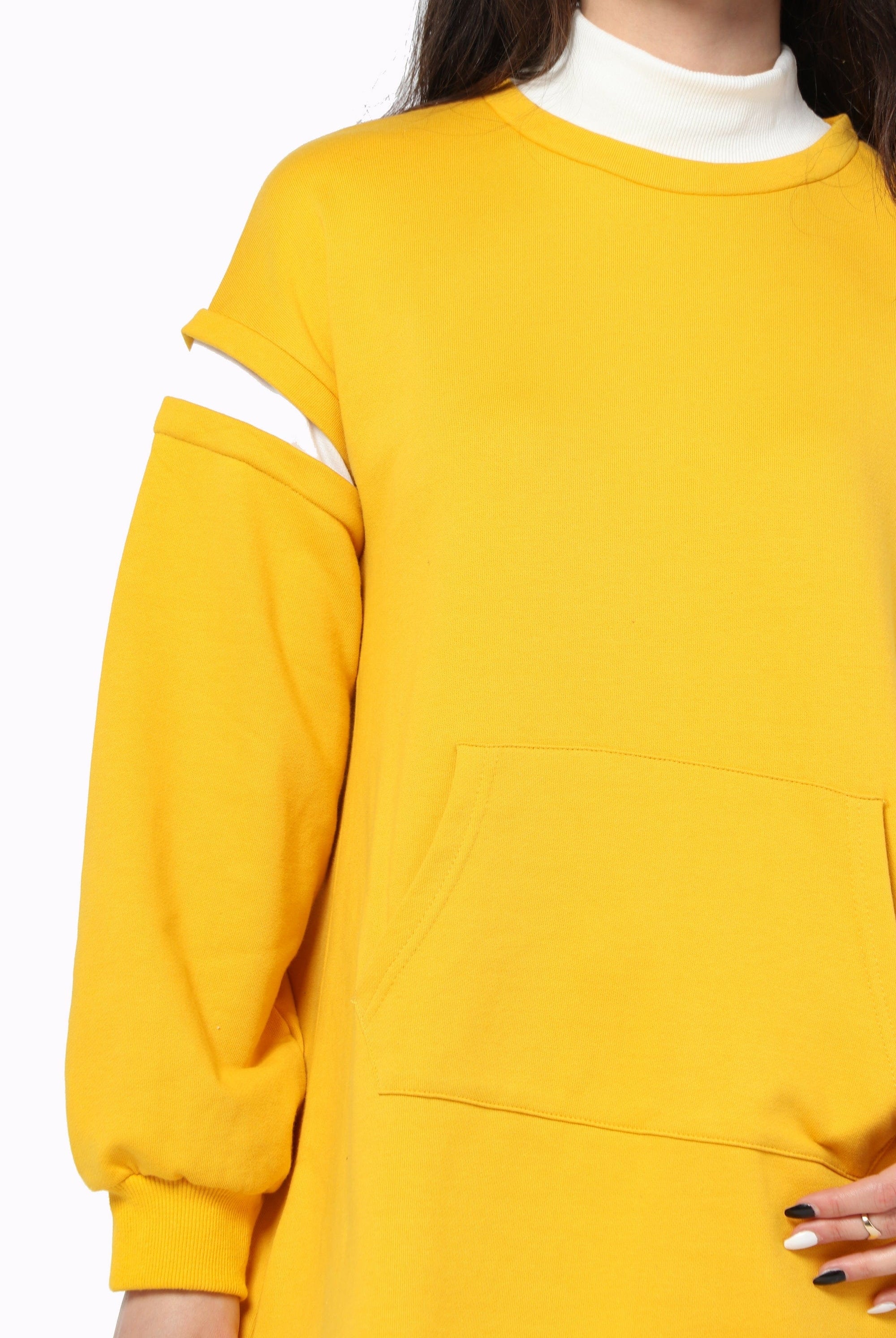 كيتشن فستان رقبة طويلة بجيب كبير علي الخصر بقطعة قماش بيضاء علي الكم