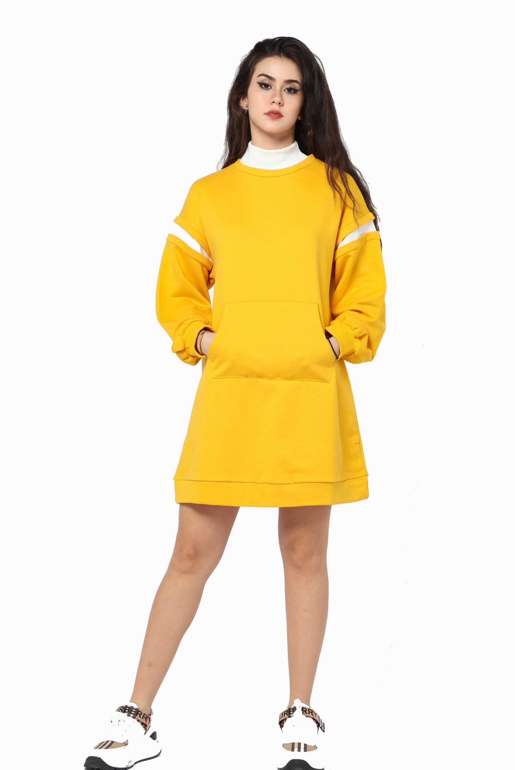 كيتشن فستان رقبة طويلة بجيب كبير علي الخصر بقطعة قماش بيضاء علي الكم