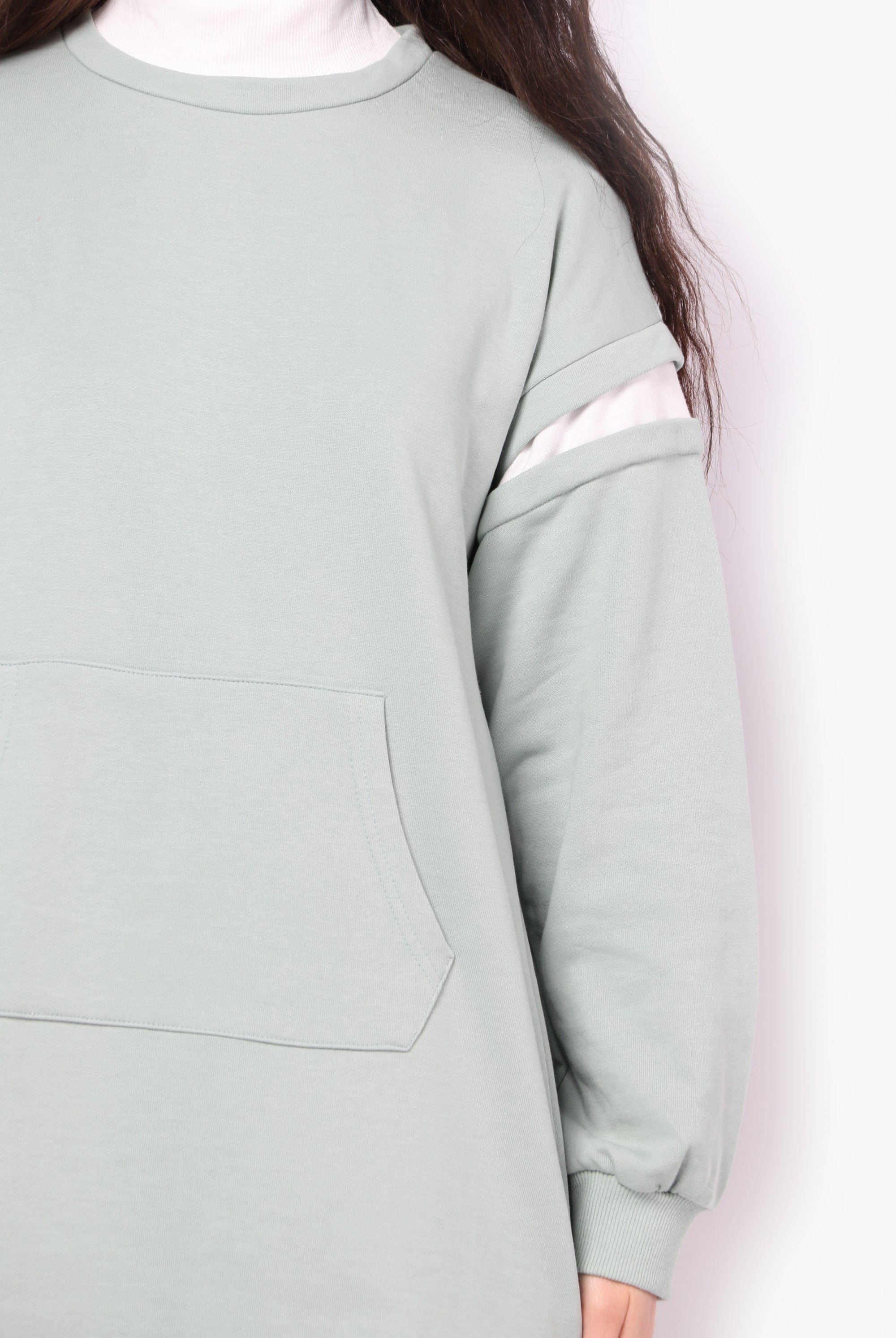 كيتشن فستان رقبة طويلة بجيب كبير علي الخصر بقطعة قماش بيضاء علي الكم