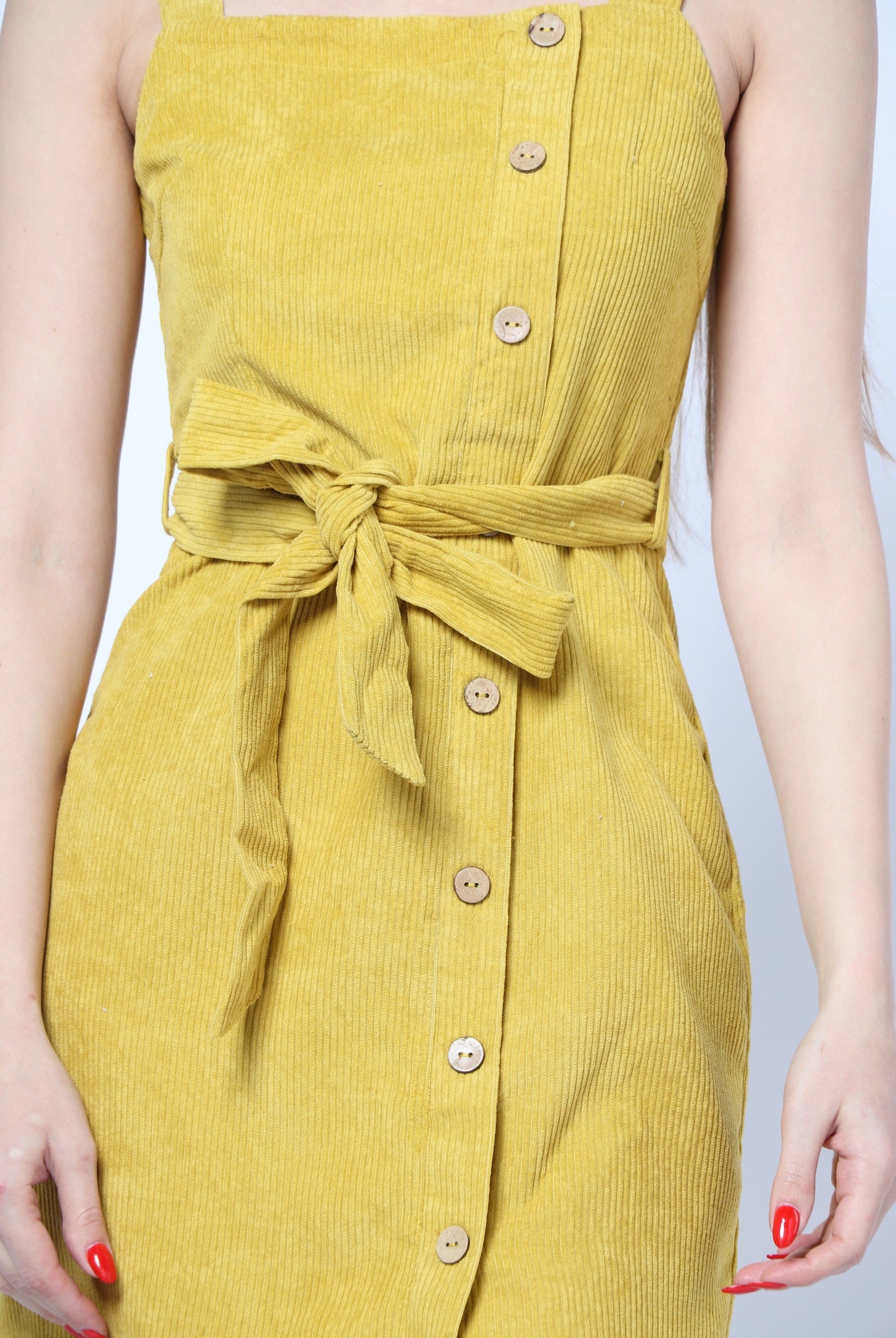 كيتشن فستان شتوي قصير بدون أكمام بحزام علي الخصر مغلق بأزرار أماميه