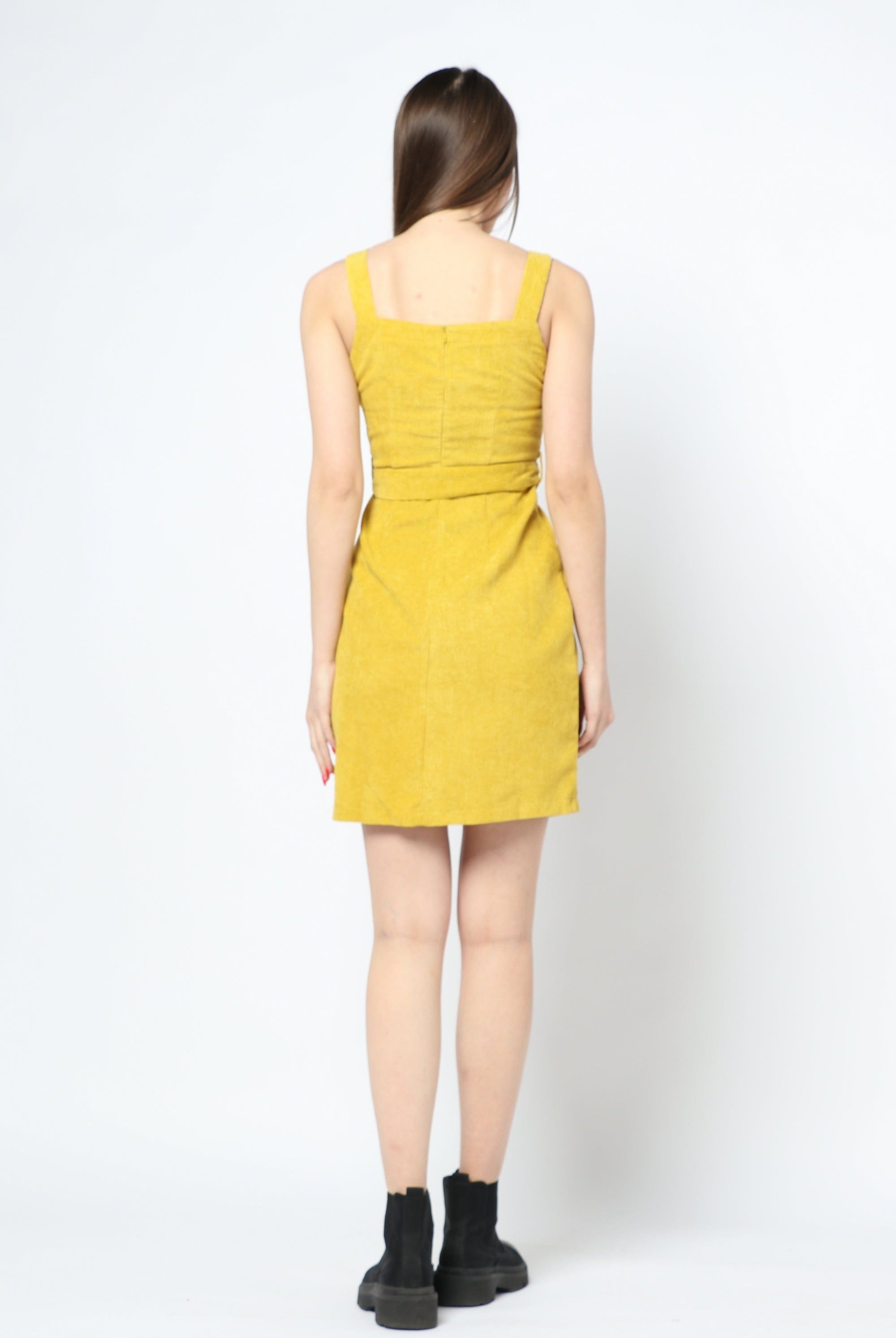 كيتشن فستان شتوي قصير بدون أكمام بحزام علي الخصر مغلق بأزرار أماميه