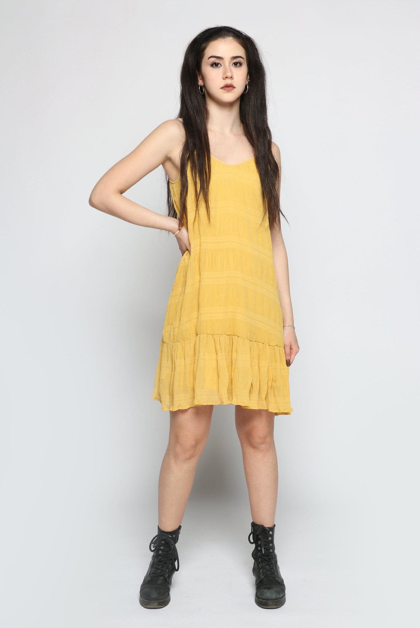 كيتشن فستان قصير بحمالات رفيعة سادة بكشكشة من الاسفل