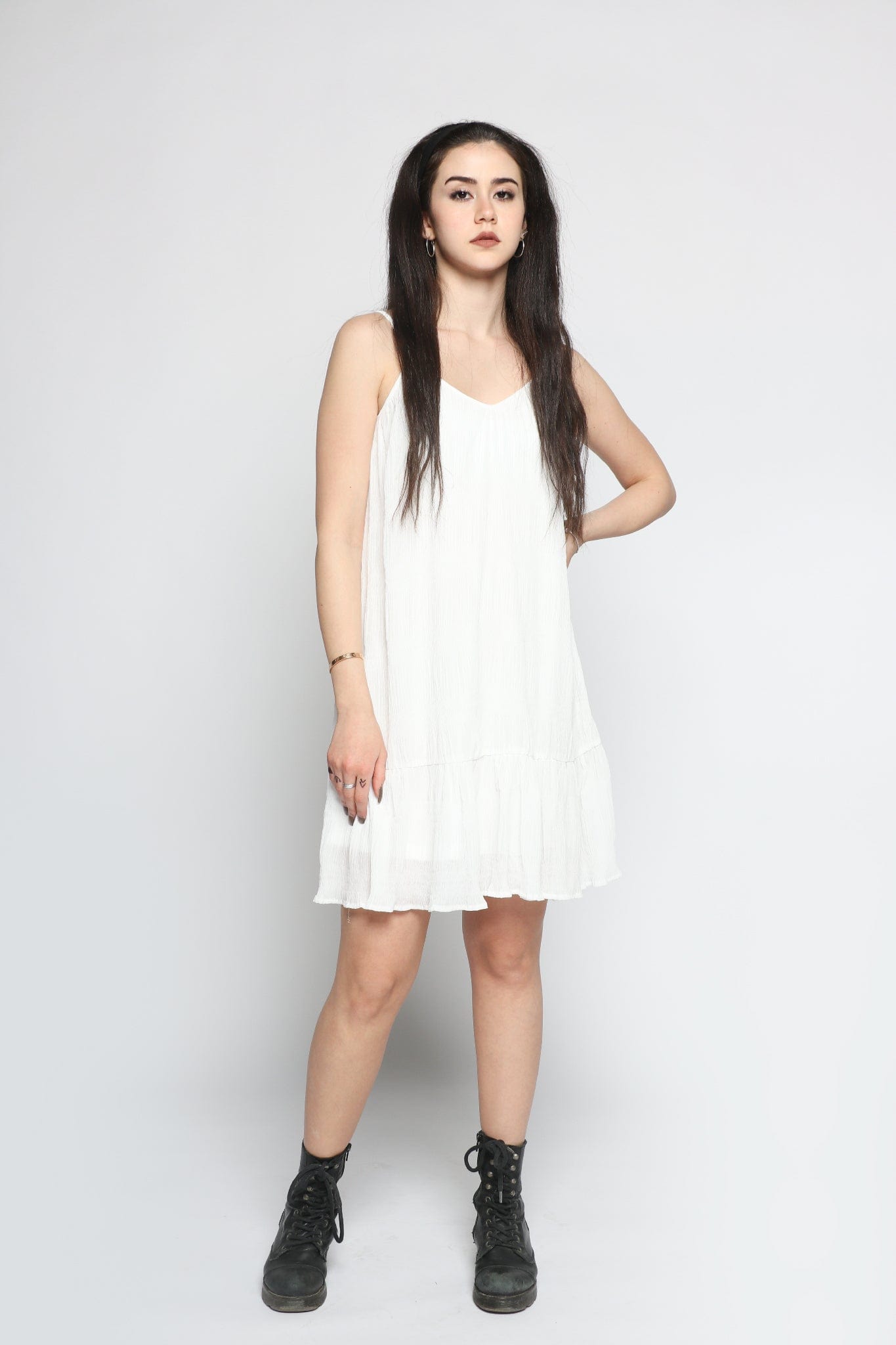 كيتشن فستان قصير بحمالات رفيعة سادة بكشكشة من الاسفل