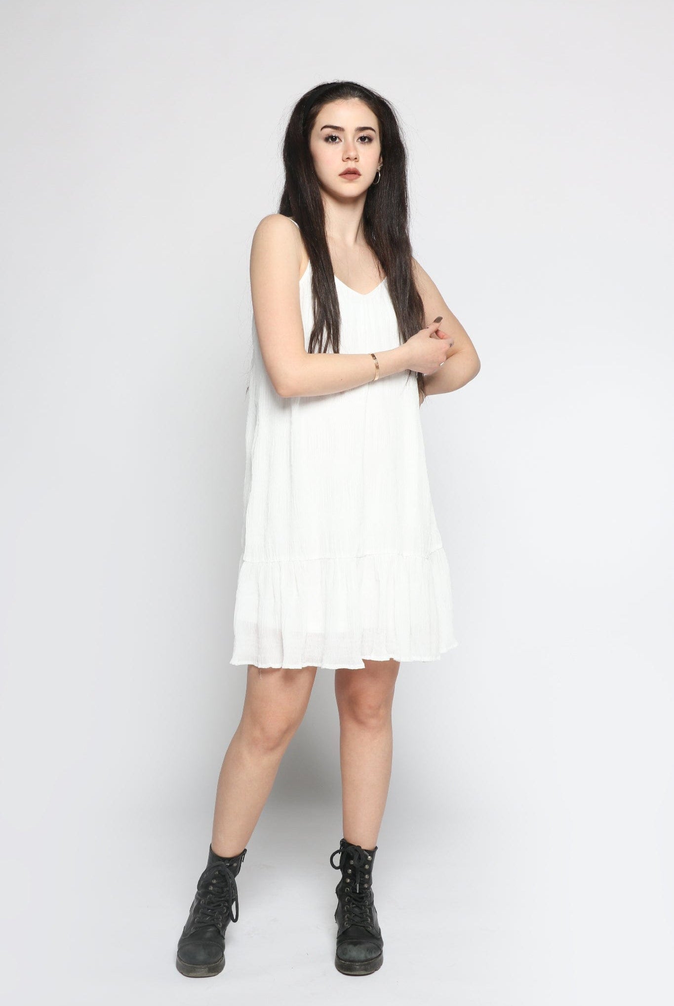 كيتشن فستان قصير بحمالات رفيعة سادة بكشكشة من الاسفل