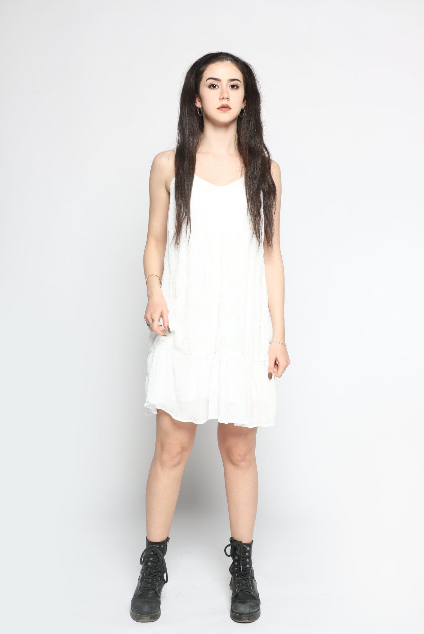 كيتشن فستان قصير بحمالات رفيعة سادة بكشكشة من الاسفل