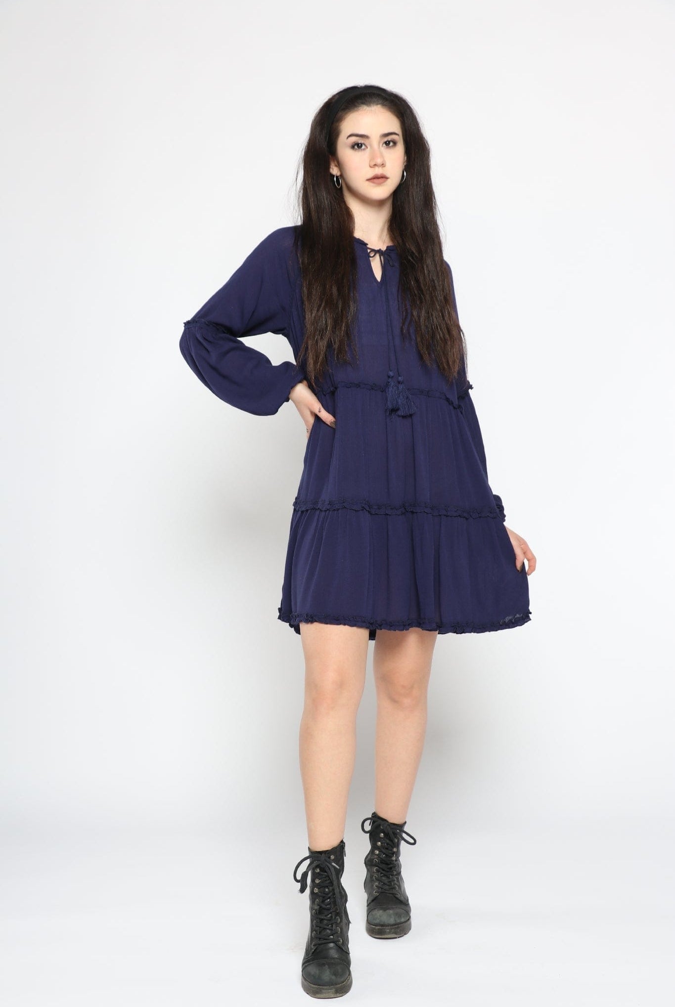 كيتشن فستان قصير مزين بكرانيش من الأسفل