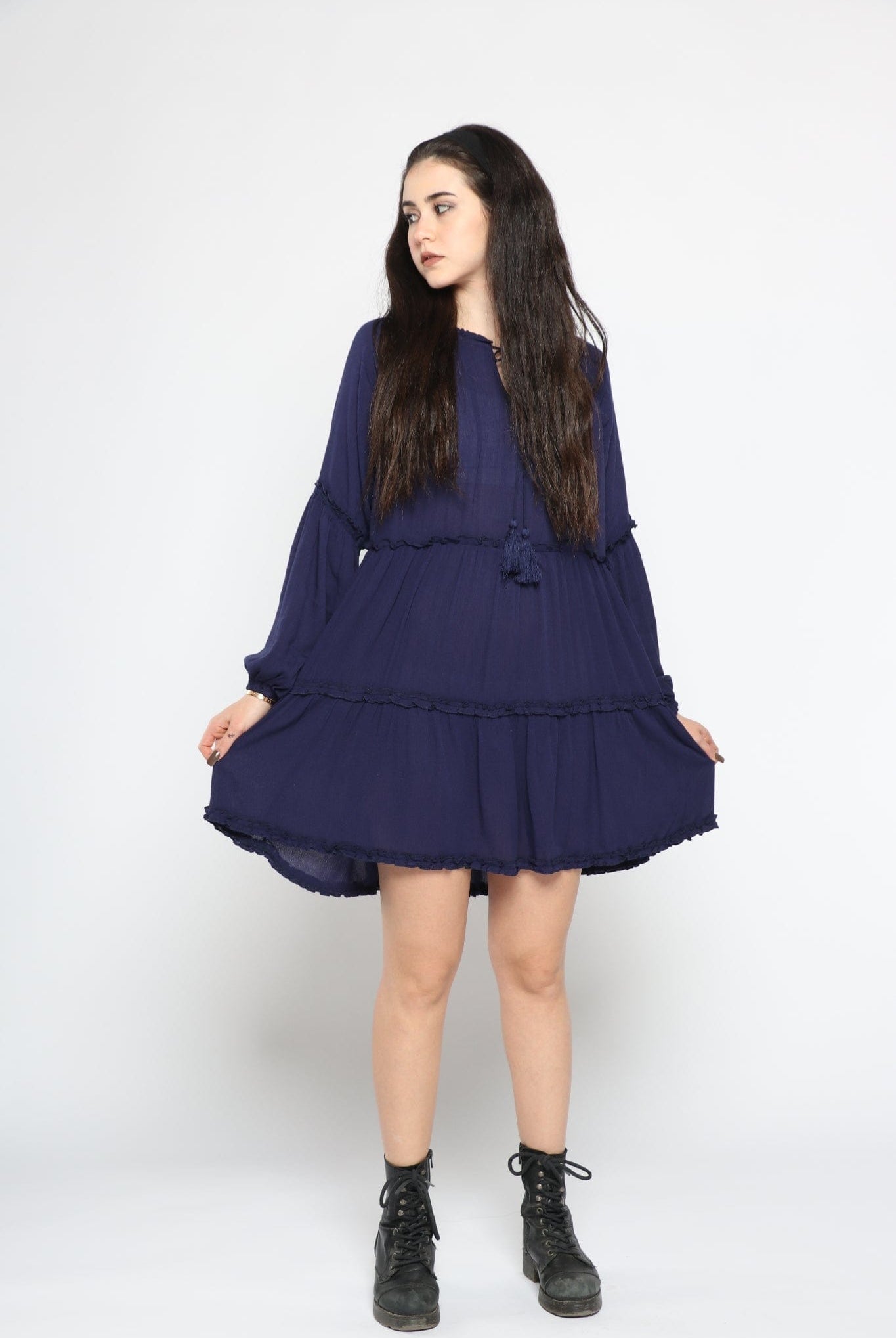 كيتشن فستان قصير مزين بكرانيش من الأسفل