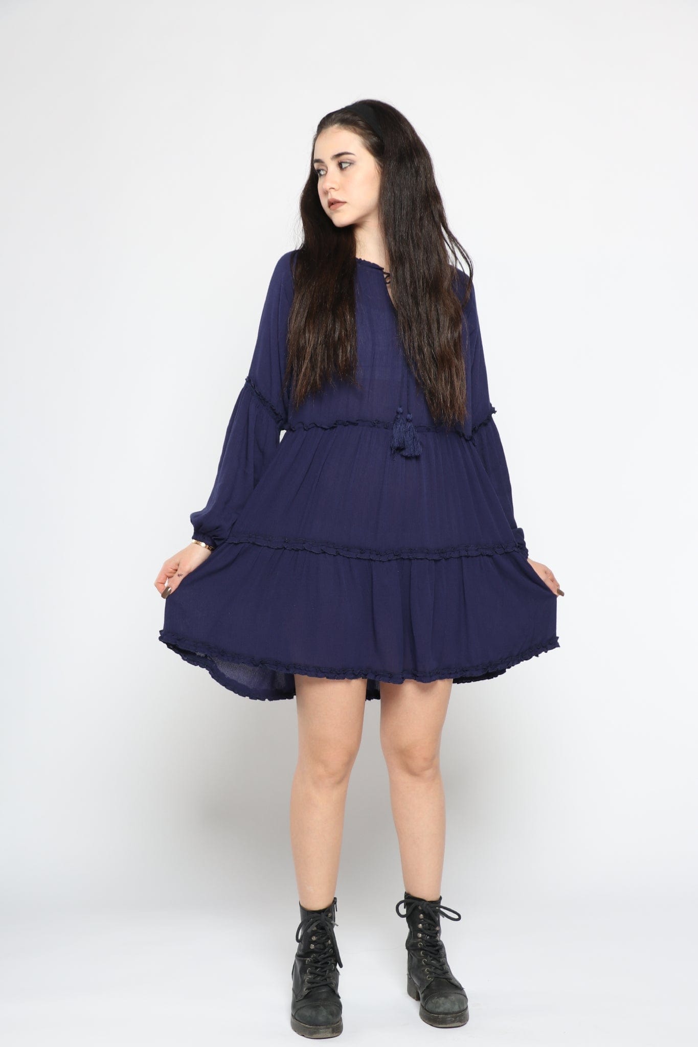 كيتشن فستان قصير مزين بكرانيش من الأسفل