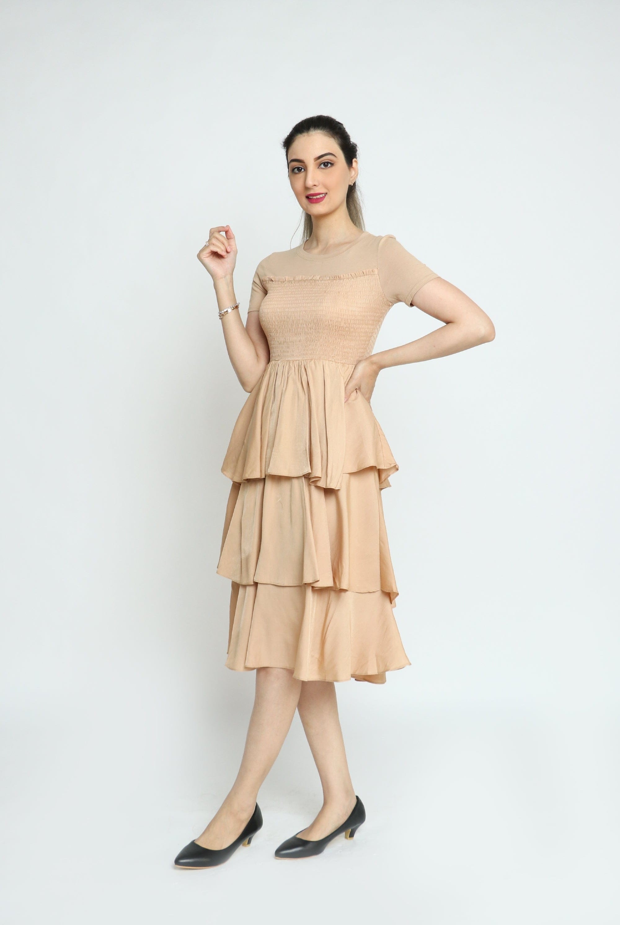 كيتشن فستان ميدي سهرة مكشكش من تحت كم قصير