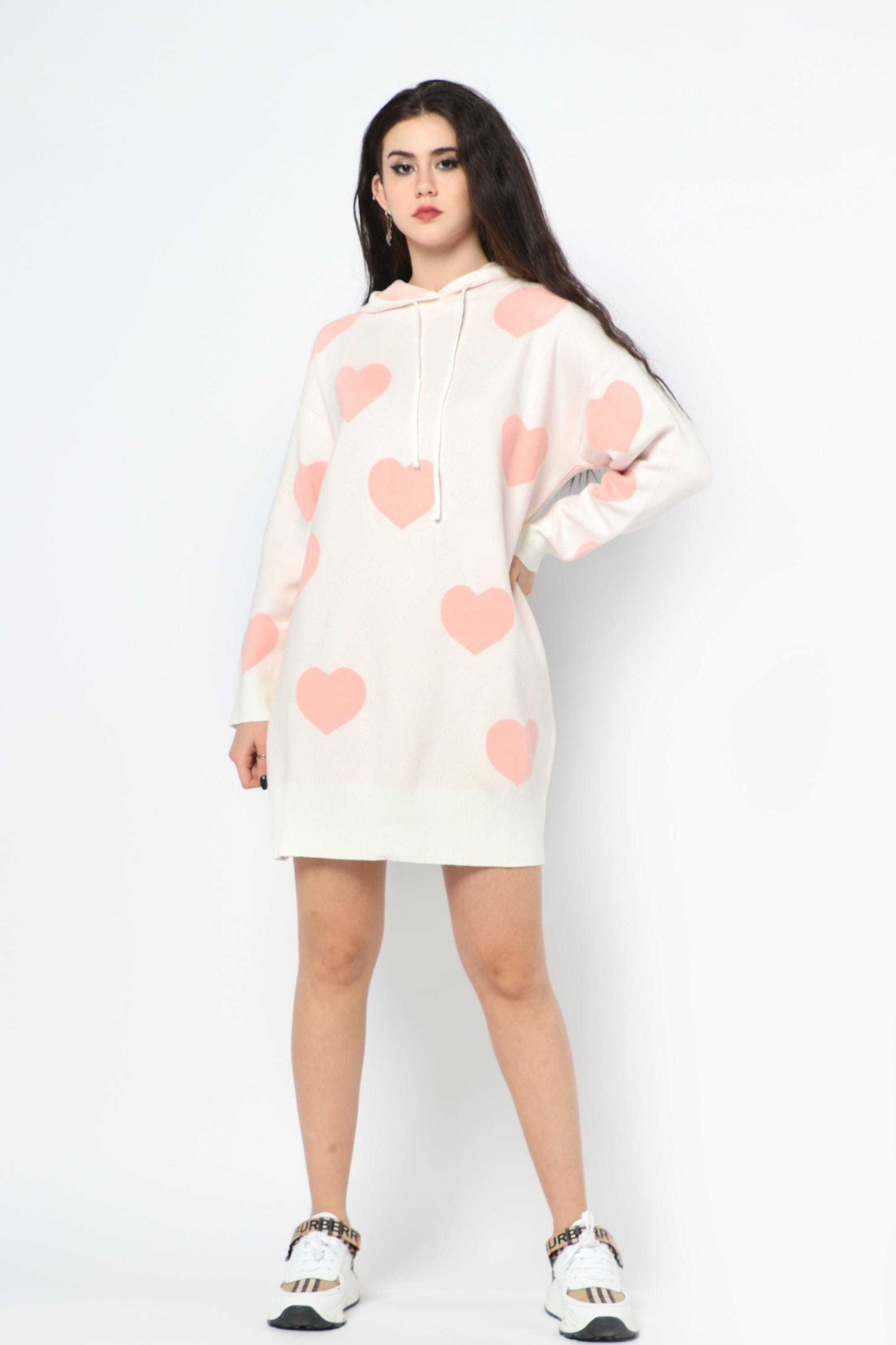 كيتشن فستان ميدي بنقشة قلوب كم طويل بكابشو أبيض