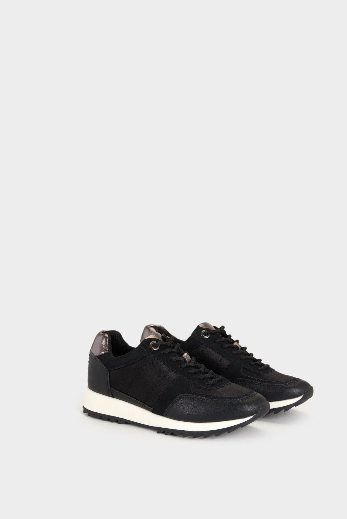 بارفوا كوتشي ساده نسائي بقطعة فضية من الخلف أسود