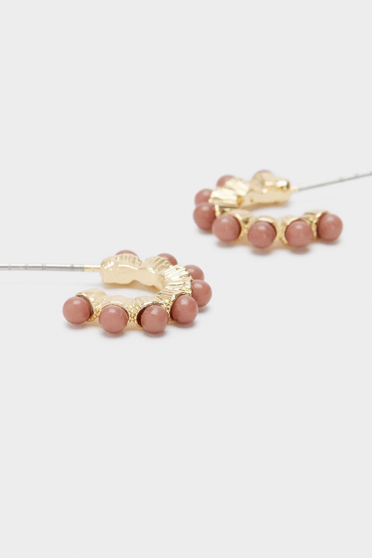 بارفوا حلق ذهبي نصف مزين بخرز نسائي أحمر