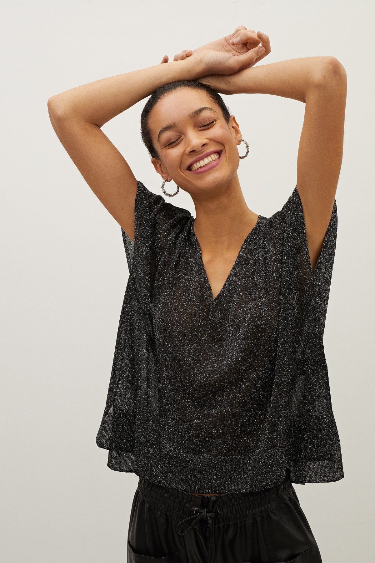 بارفوا بلوزه نسائية لامعة نص كم ورقبة على شكل سبعة