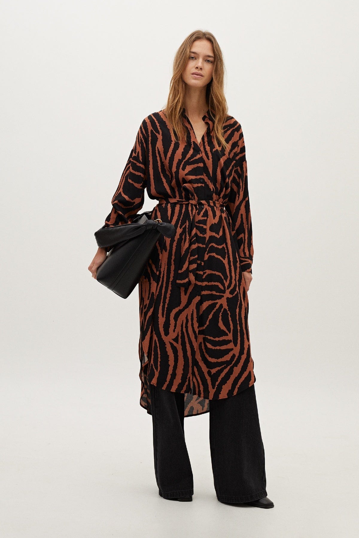 بارفوا فستان تايجر شيفون بطبعة جلد النمر بفتحة من الجانبين و أكمام طويلة أخضر