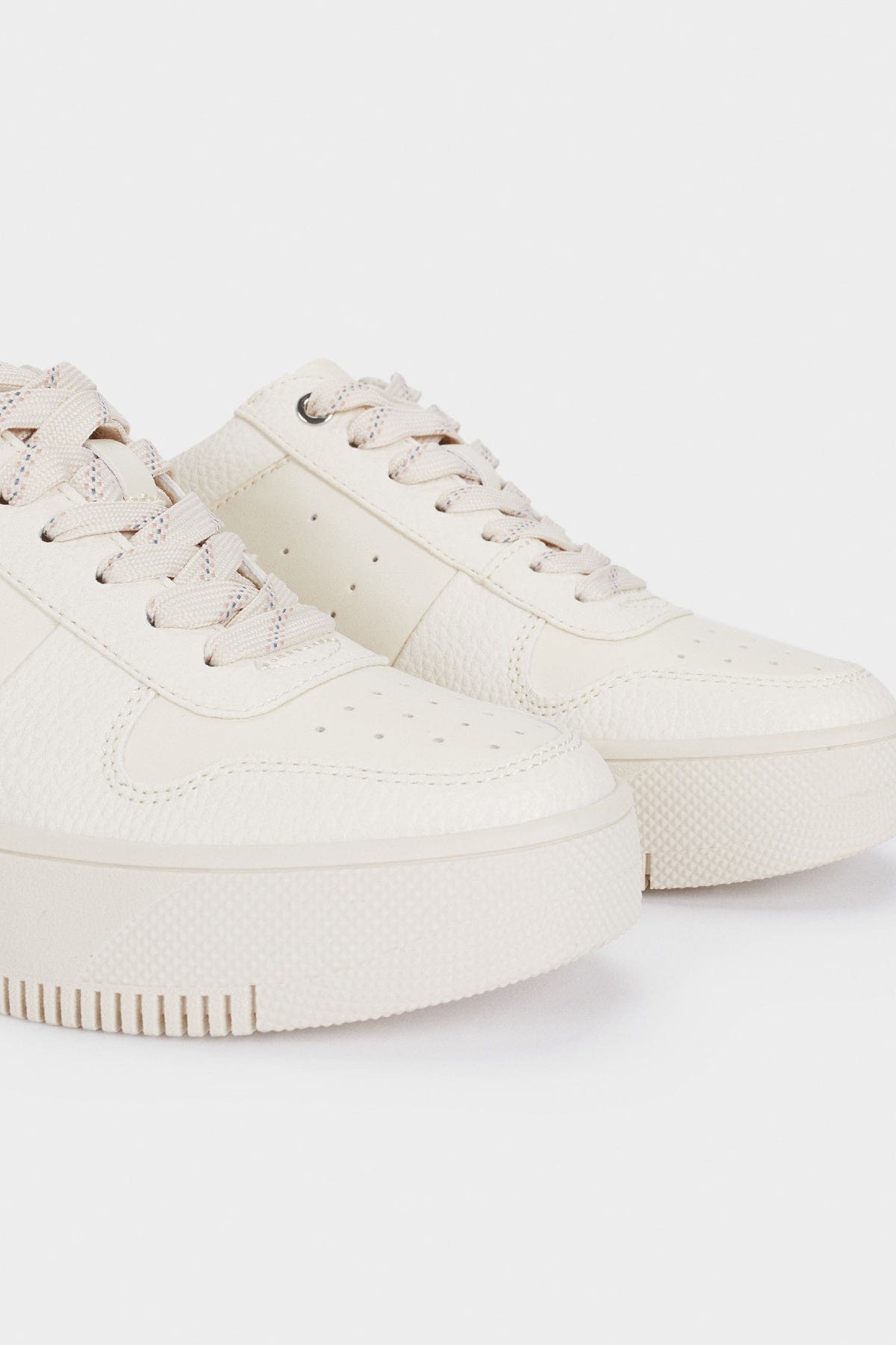 بارفوا حذاء كاجوال نسائي عالي الكعب أبيض